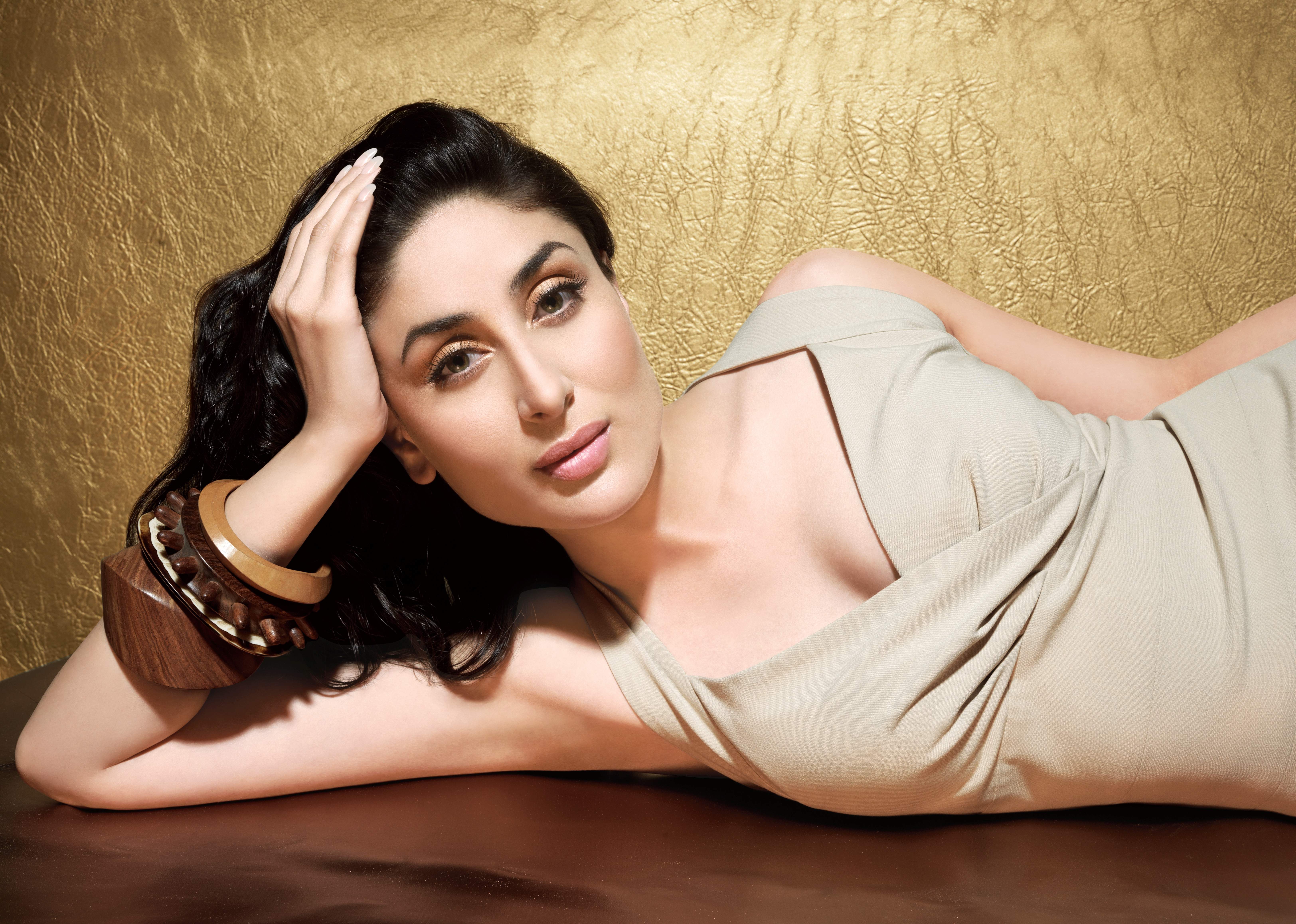 Kareena Kapoor for Lakme Absolute Perfect Radiance Ad Campaign HD Wallpaper