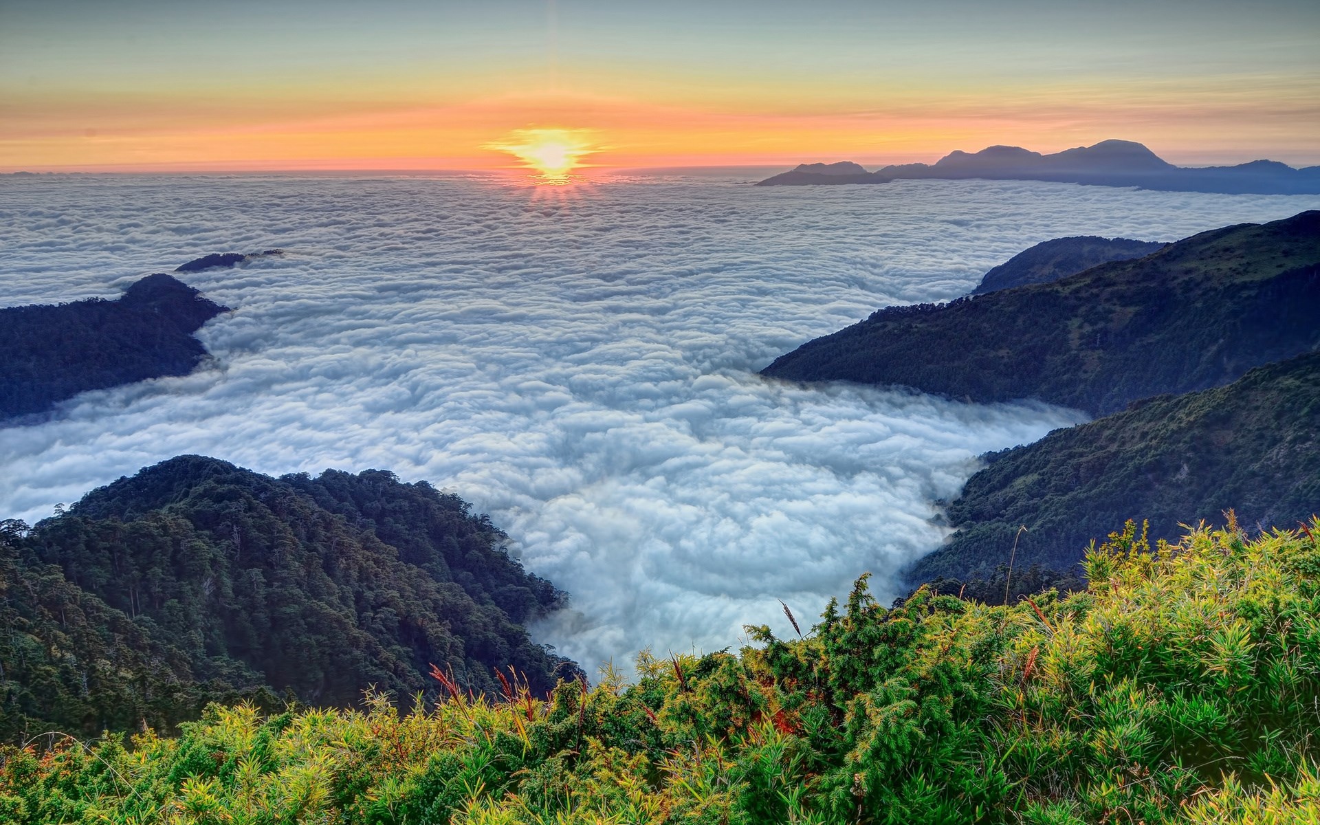 Sunrise over a sea of clouds in the mountains HD Wallpaper