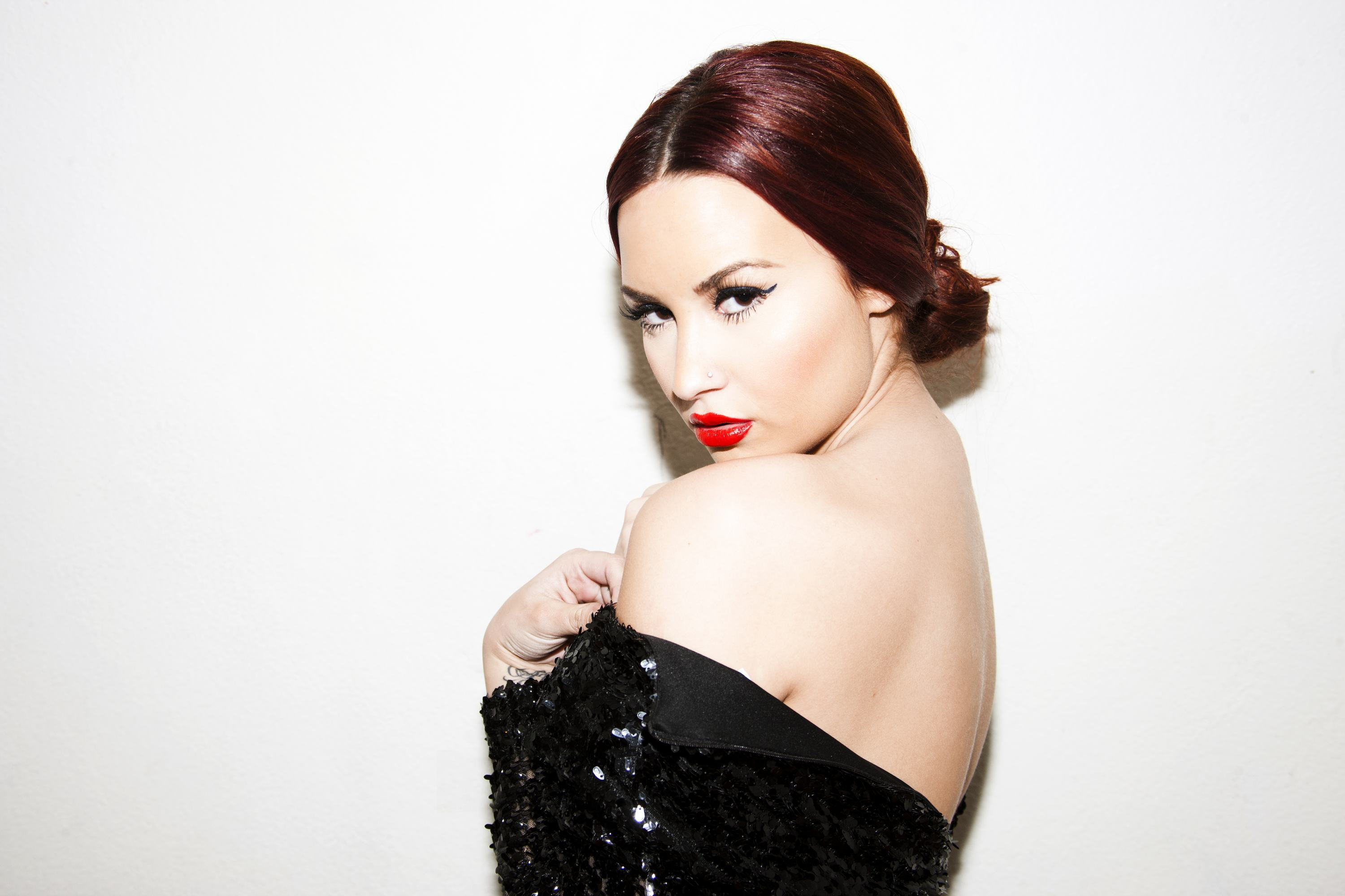 Demi Lovato in black sequin dress HD Wallpaper
