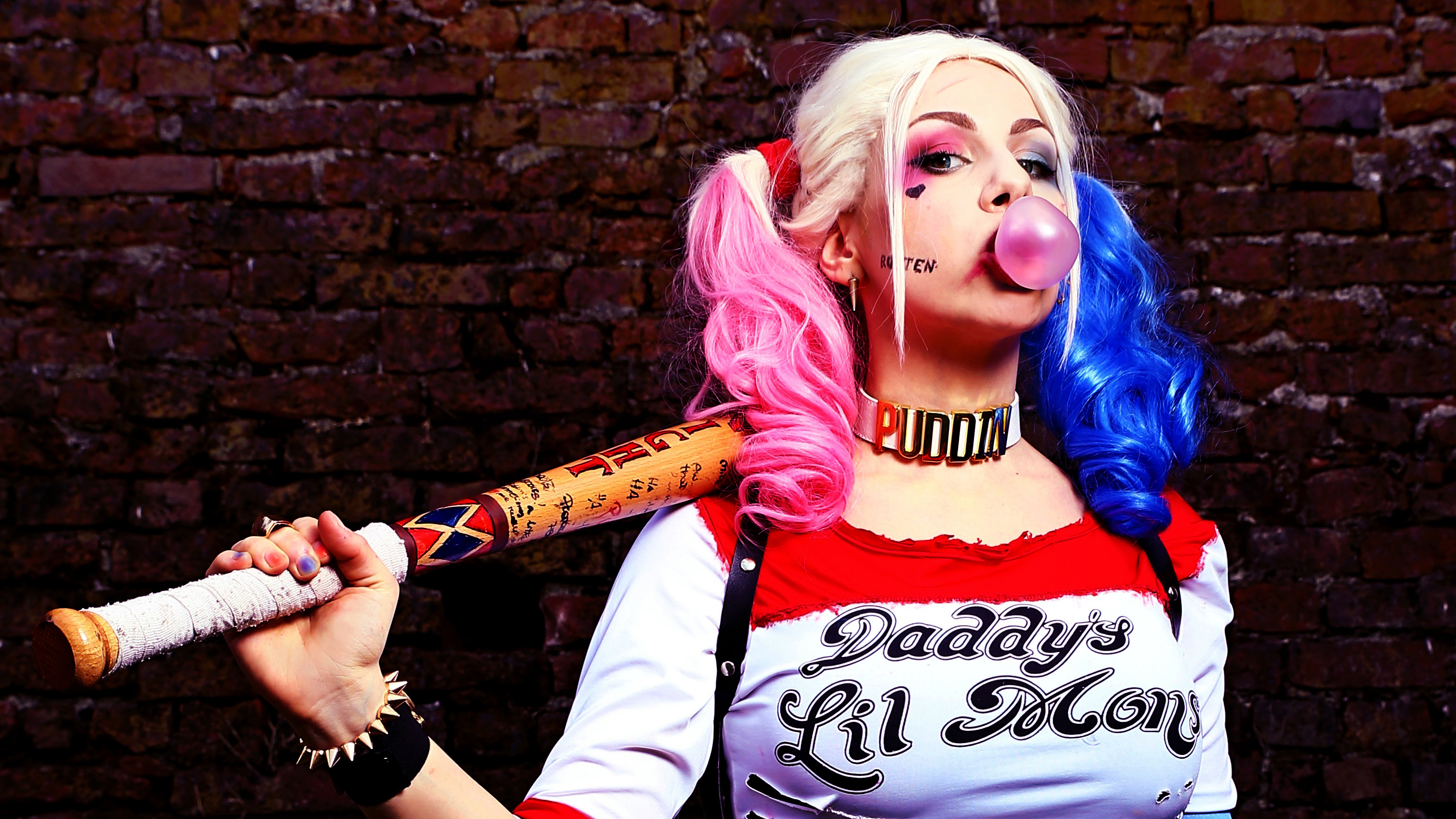 Harley Quinn with a baseball bat blowing bubblegum HD Wallpaper