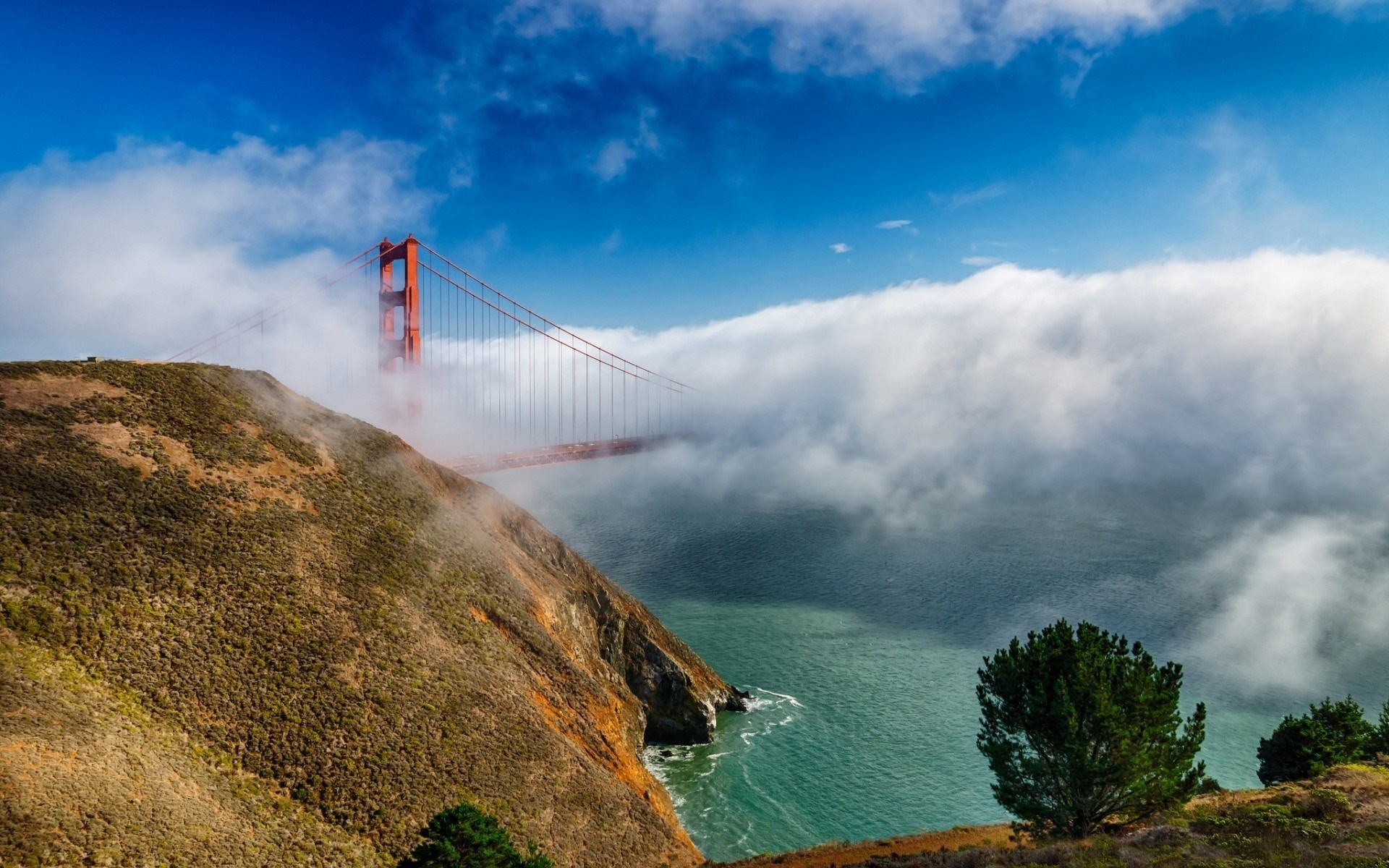 Golden Gate Bridge shrouded in fog HD Wallpaper