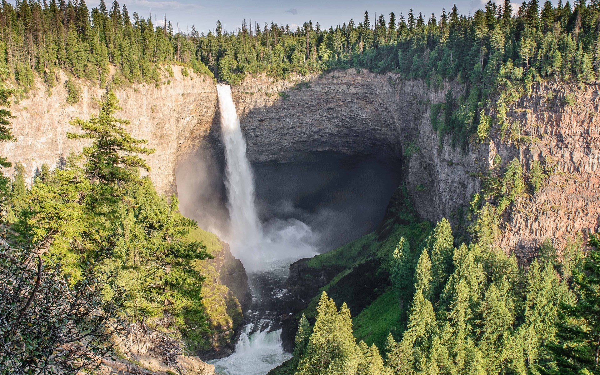 Helmcken Falls in Wells Gray Provincial Park, Canada HD Wallpaper