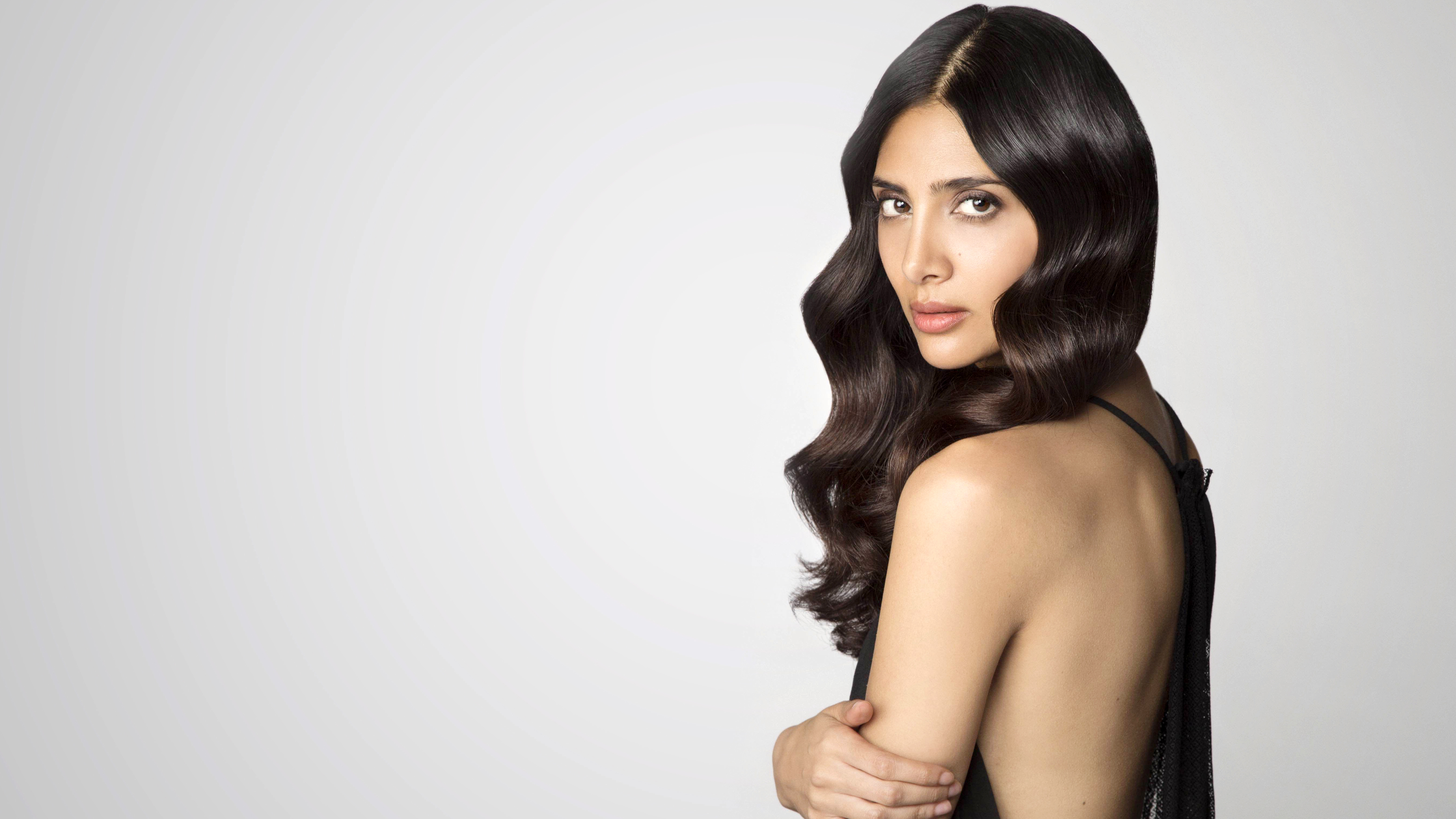 Bollywood actress with wavy dark hair HD Wallpaper