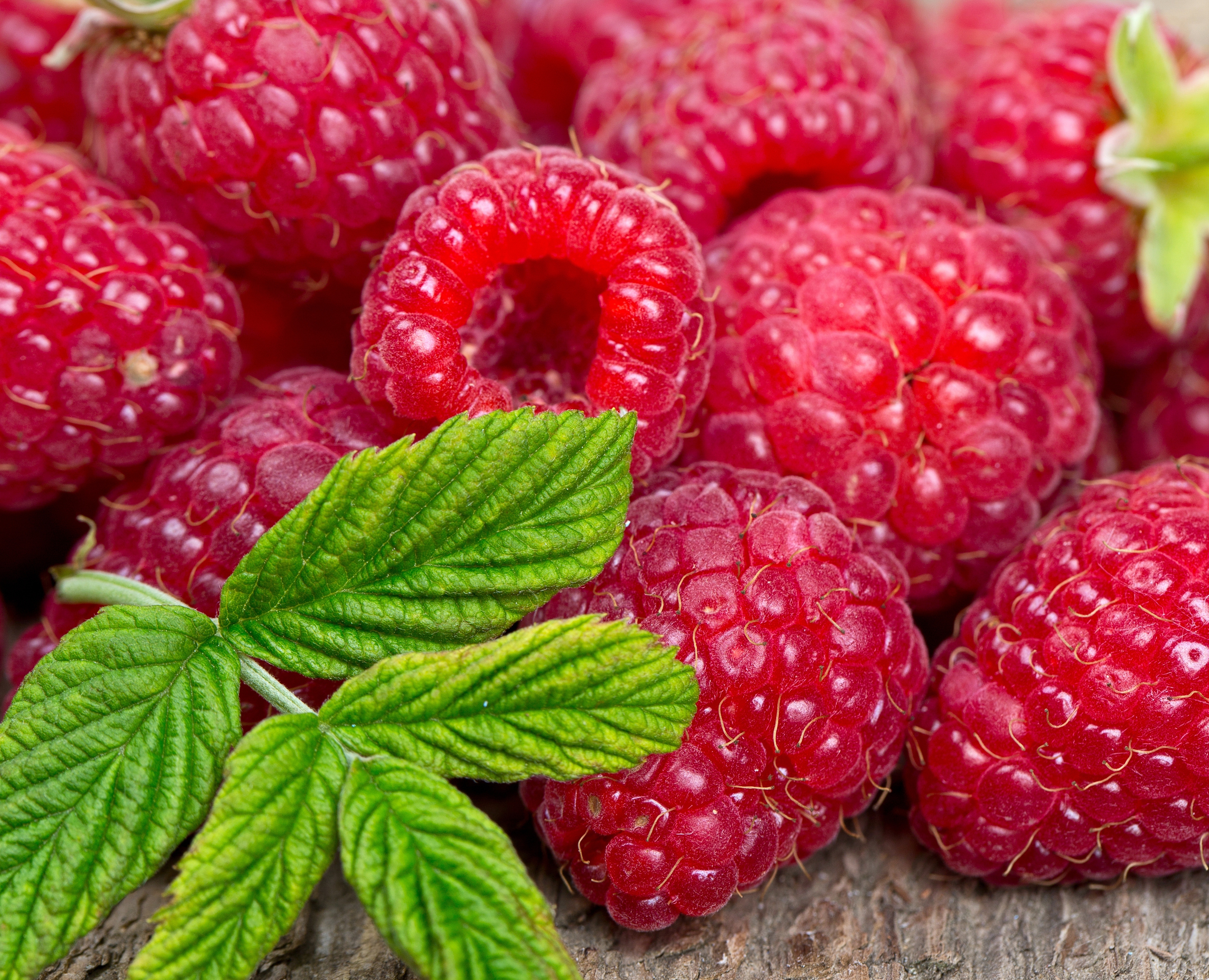 Raspberries with Leaves on Wood HD Wallpaper