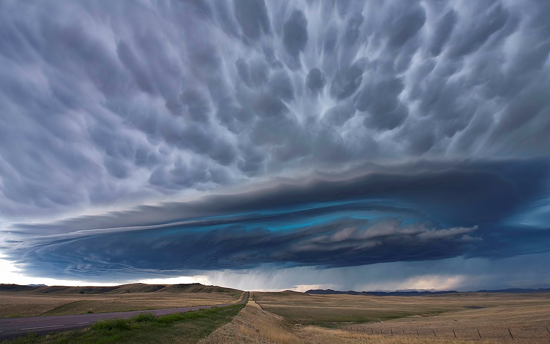 Mammatus clouds over a prairie landscape HD Wallpaper