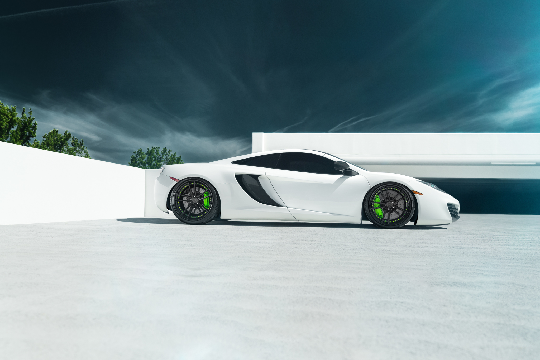 White McLaren 12C with green brake calipers HD Wallpaper