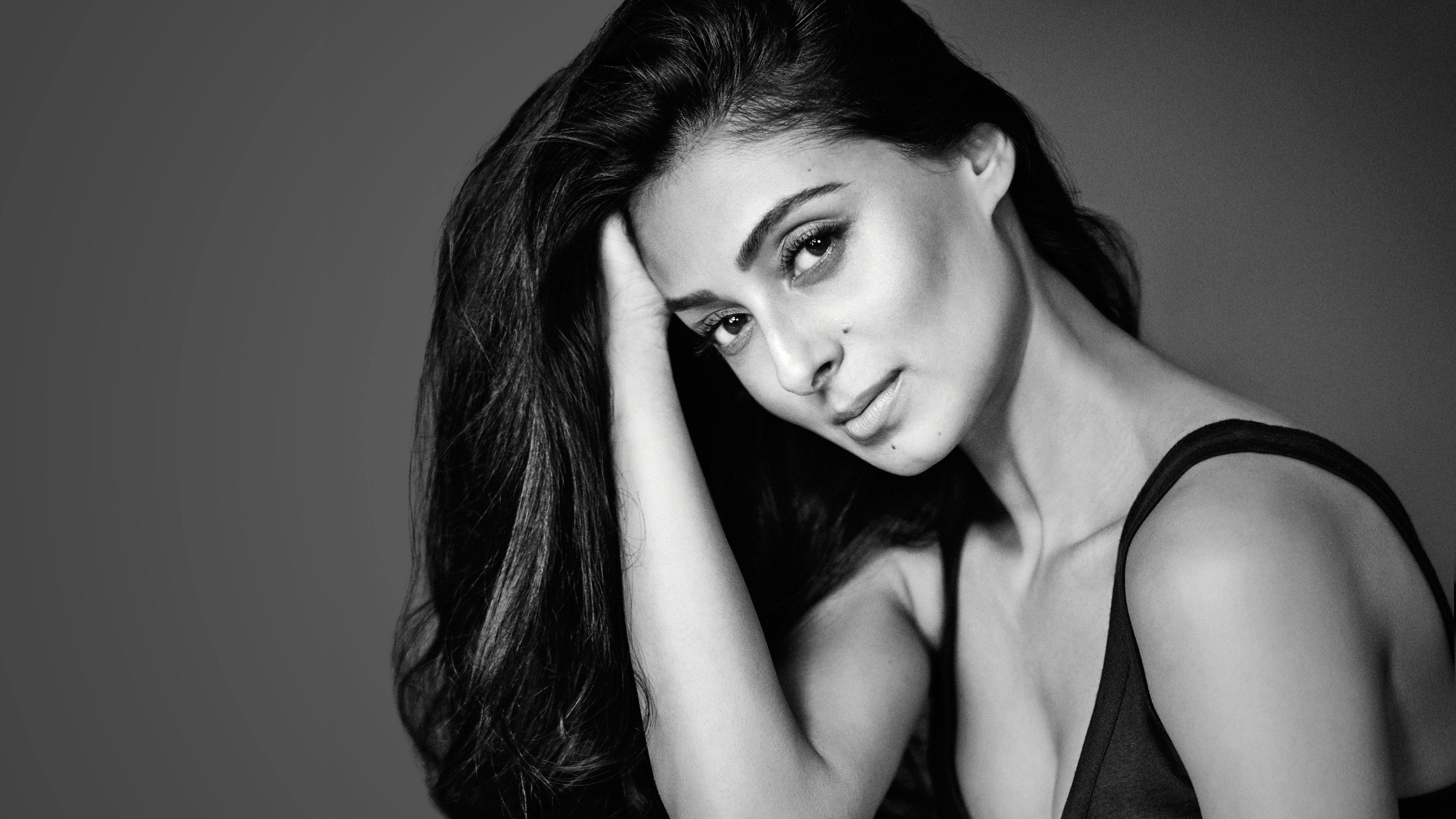 Pernia Qureshi in black and white HD Wallpaper