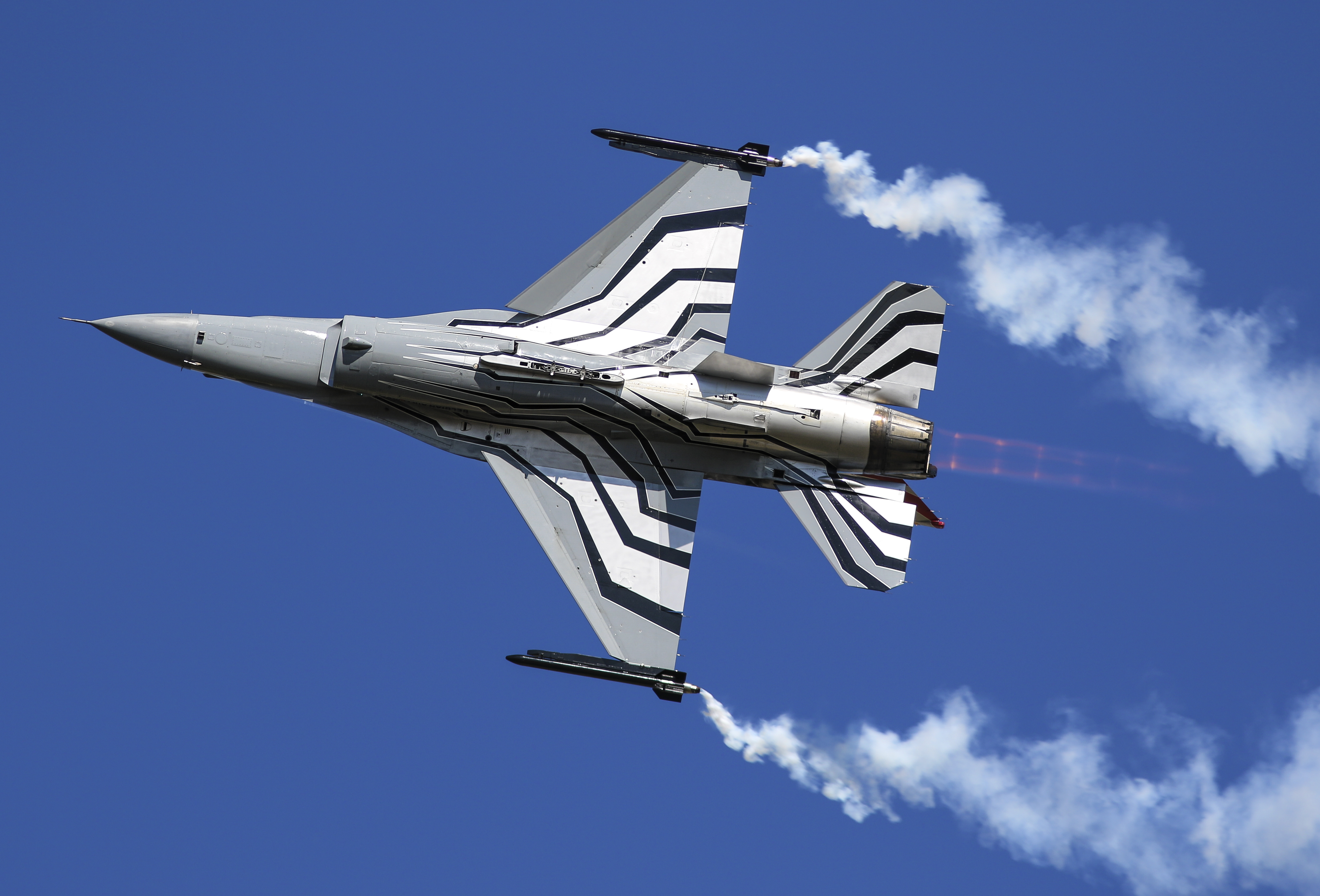 General Dynamics F-16 Fighting Falcon jet with smoke trails HD Wallpaper