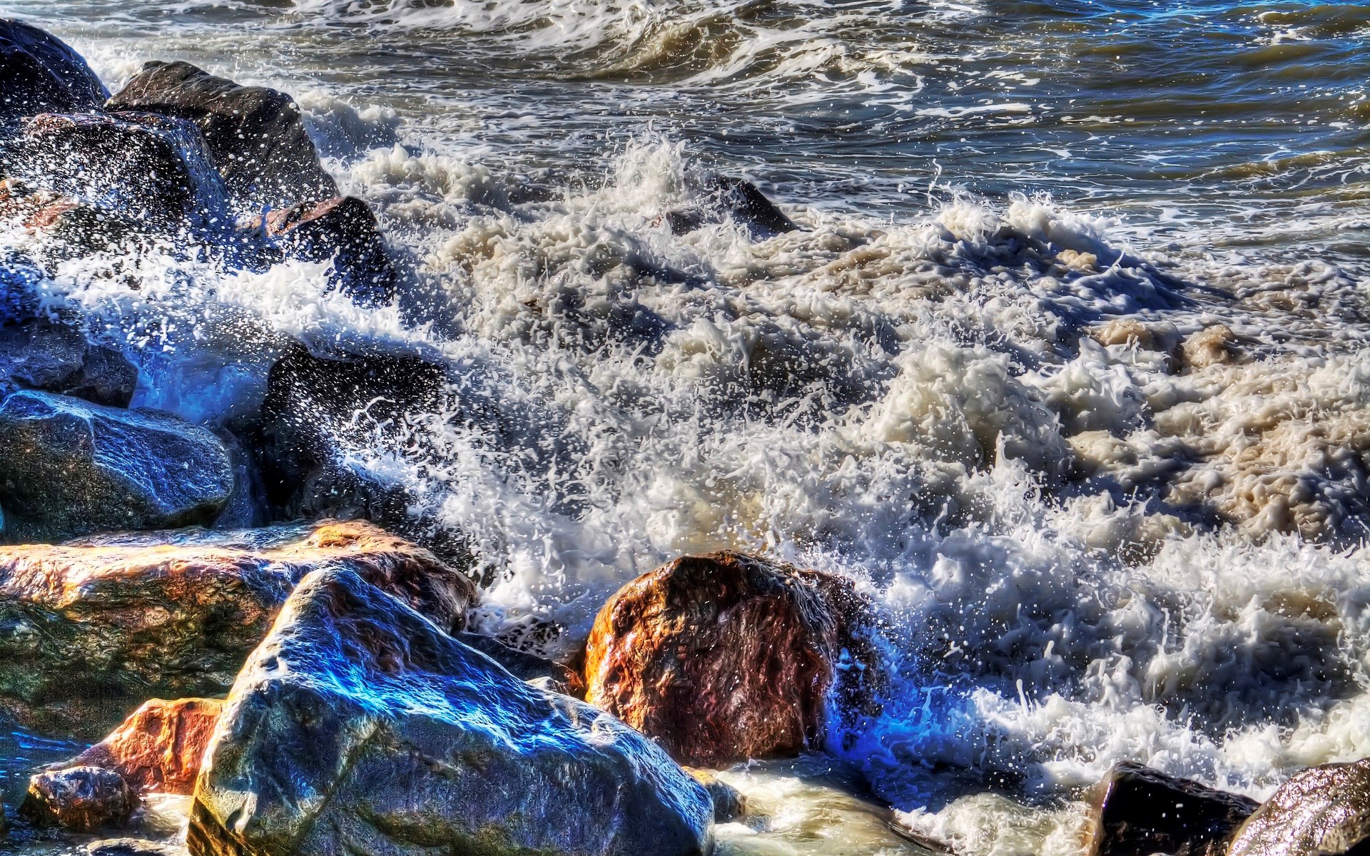 Waves crashing on rocks HD Wallpaper