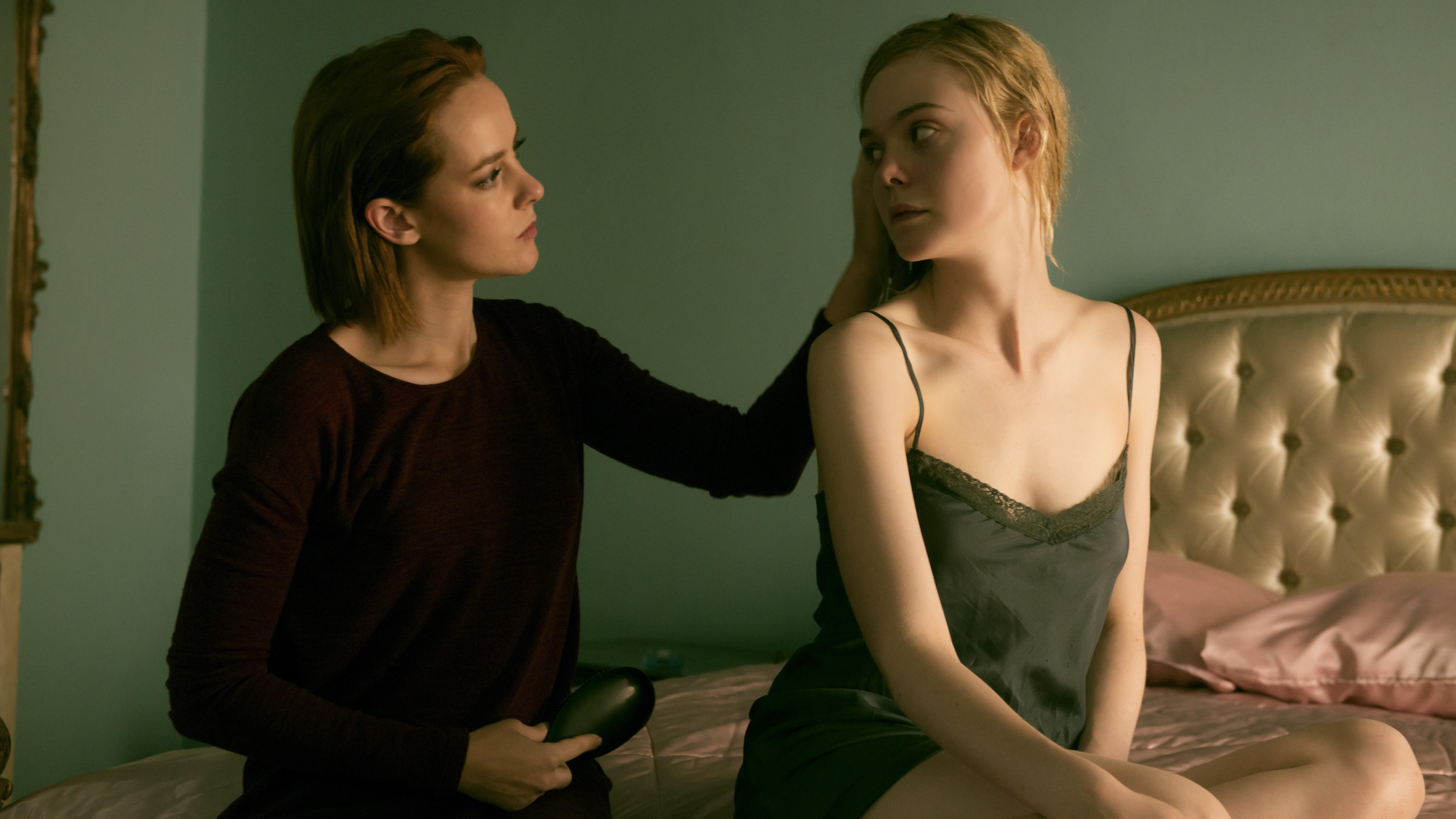Jena Malone and Elle Fanning in The Neon Demon HD Wallpaper