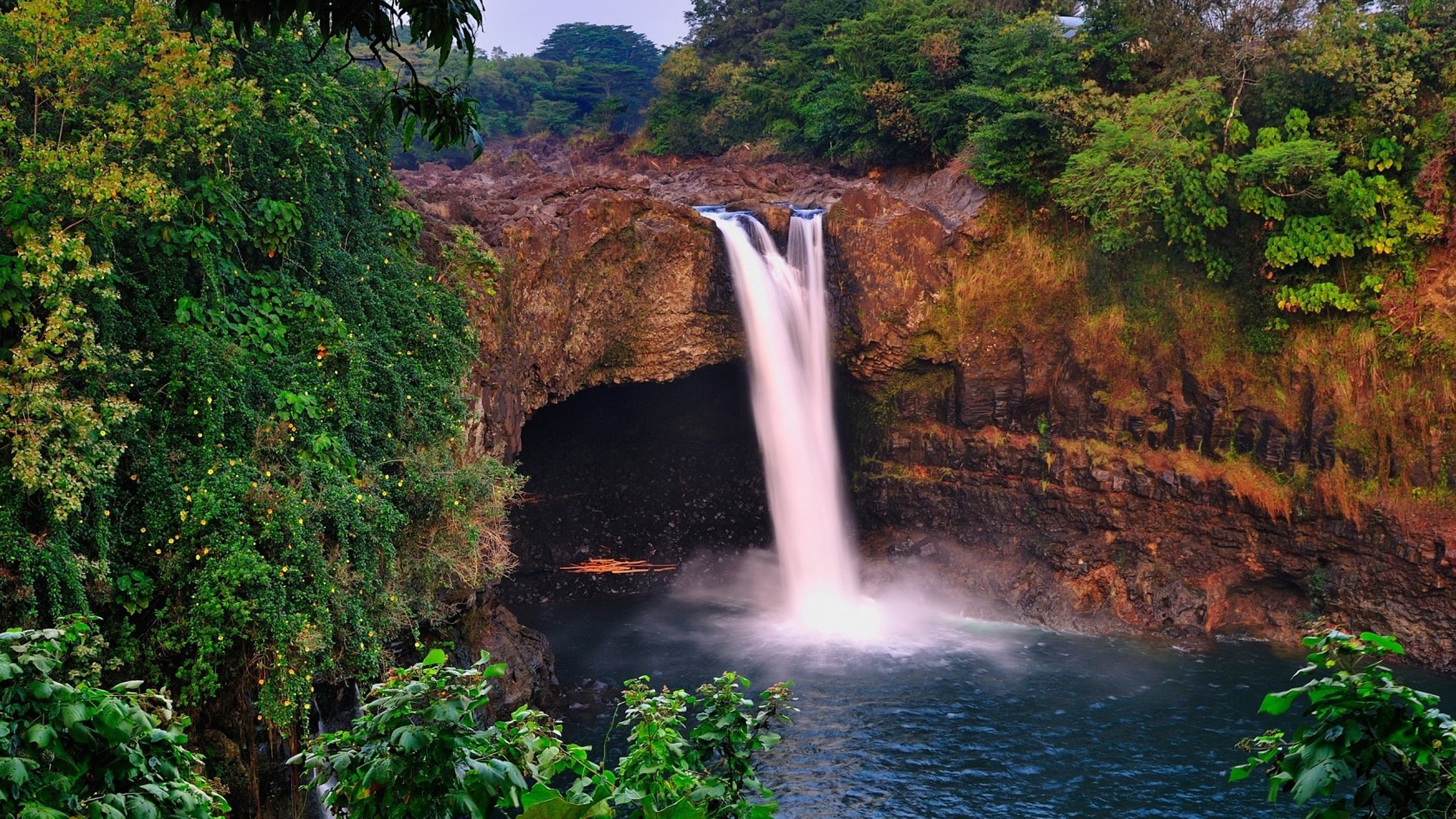 Rainbow Falls waterfall in Hawaii HD Wallpaper