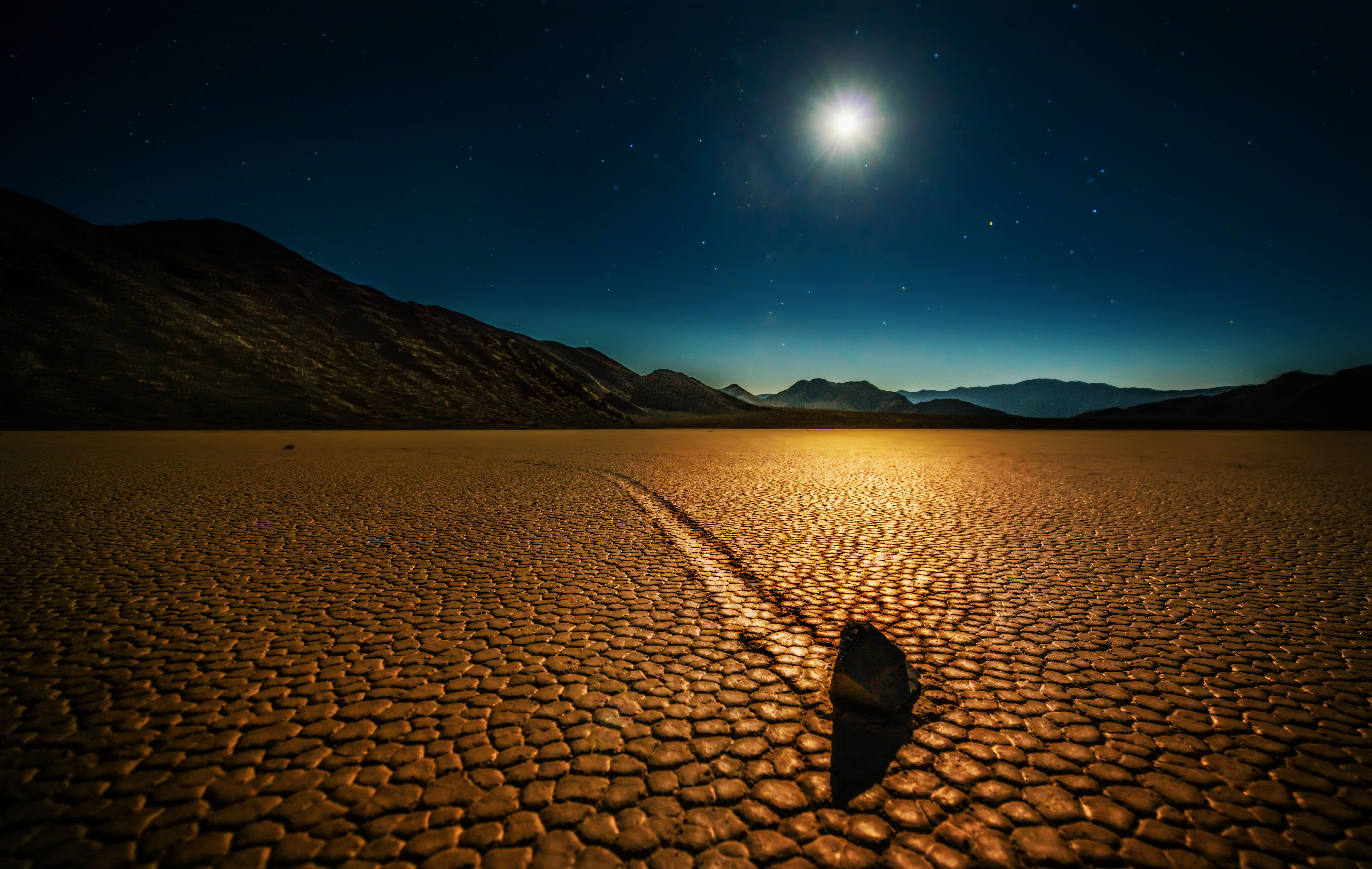 Moving Rock on Death Valley Racetrack Playa at Night HD Wallpaper