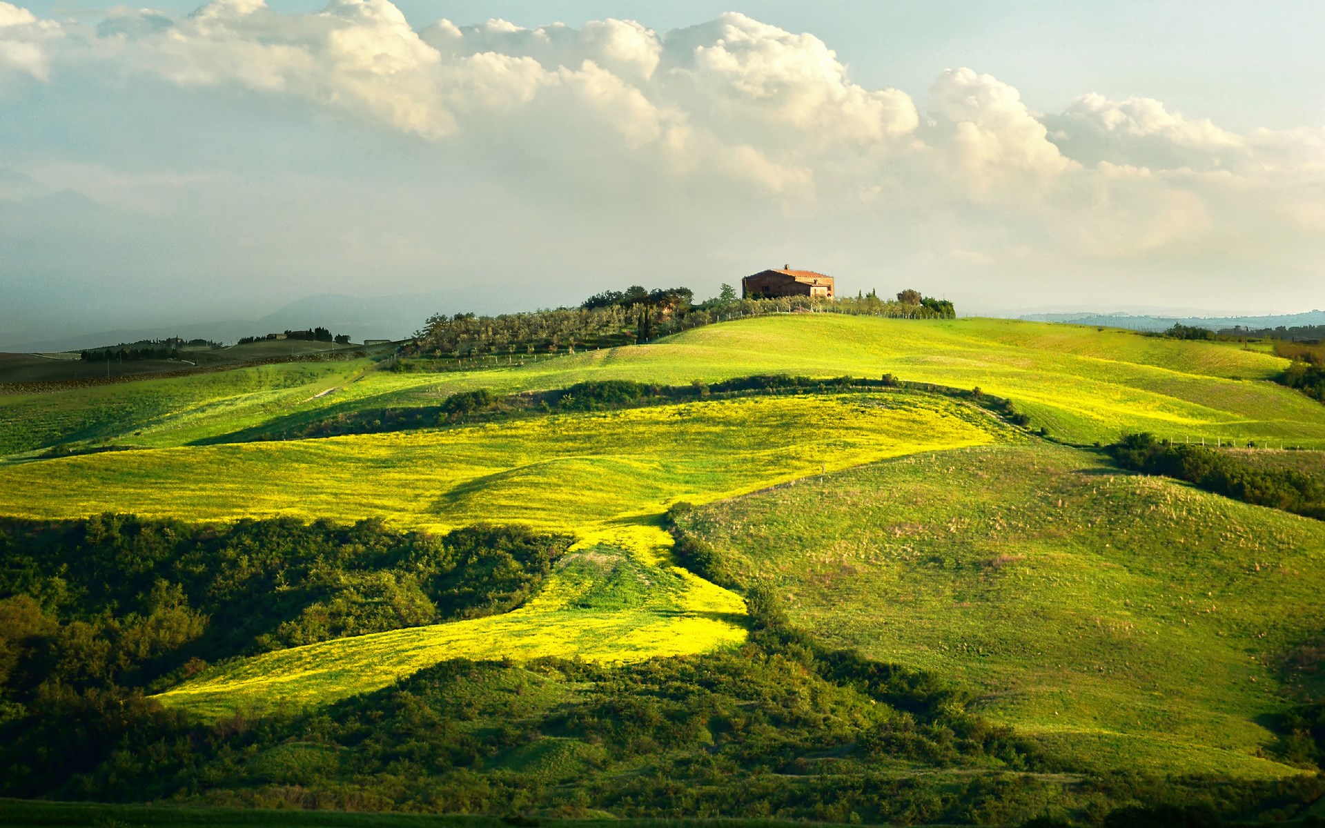 Tuscan landscape with rolling hills and a farmhouse HD Wallpaper