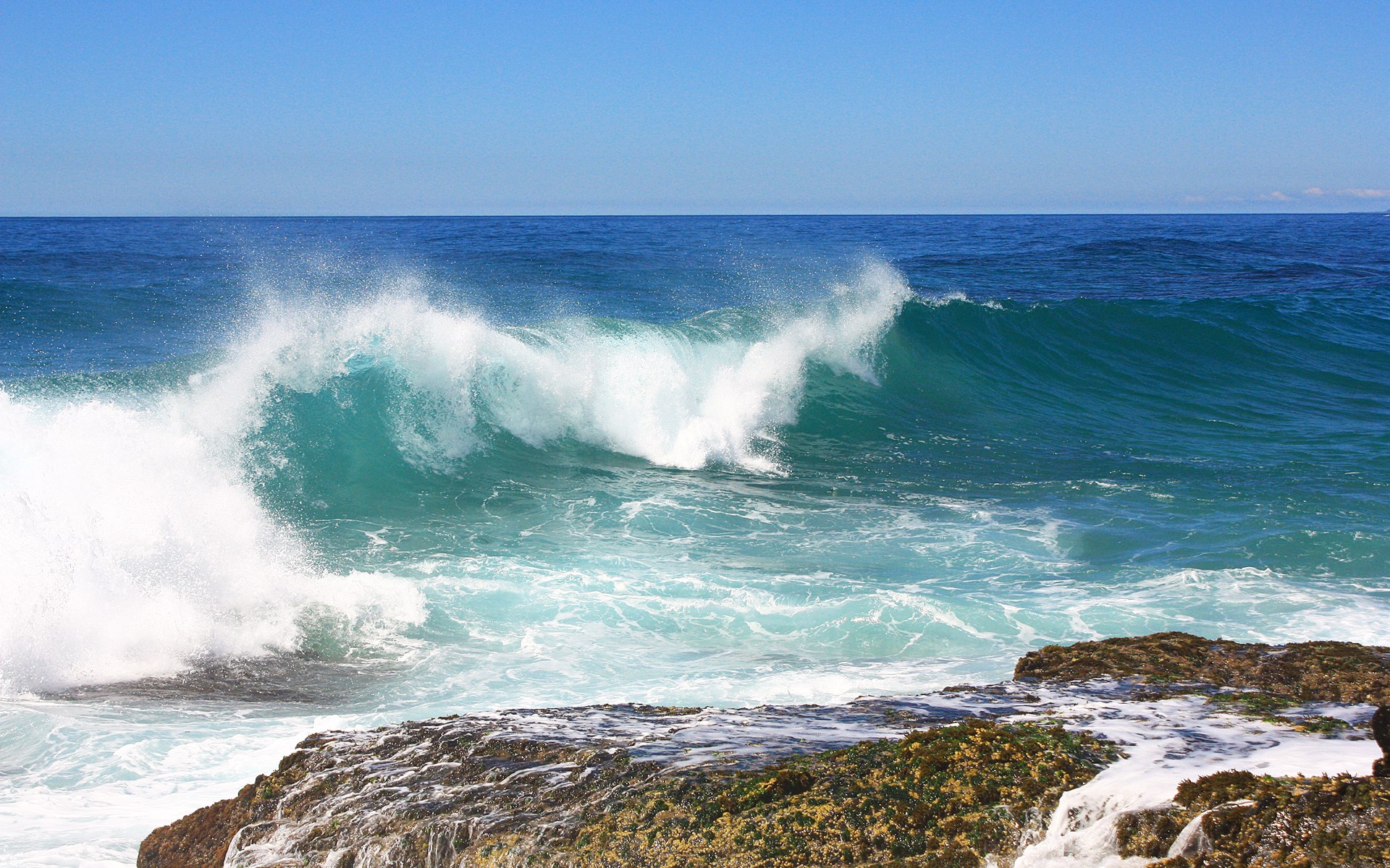 Ocean wave crashing on rocky shore HD Wallpaper