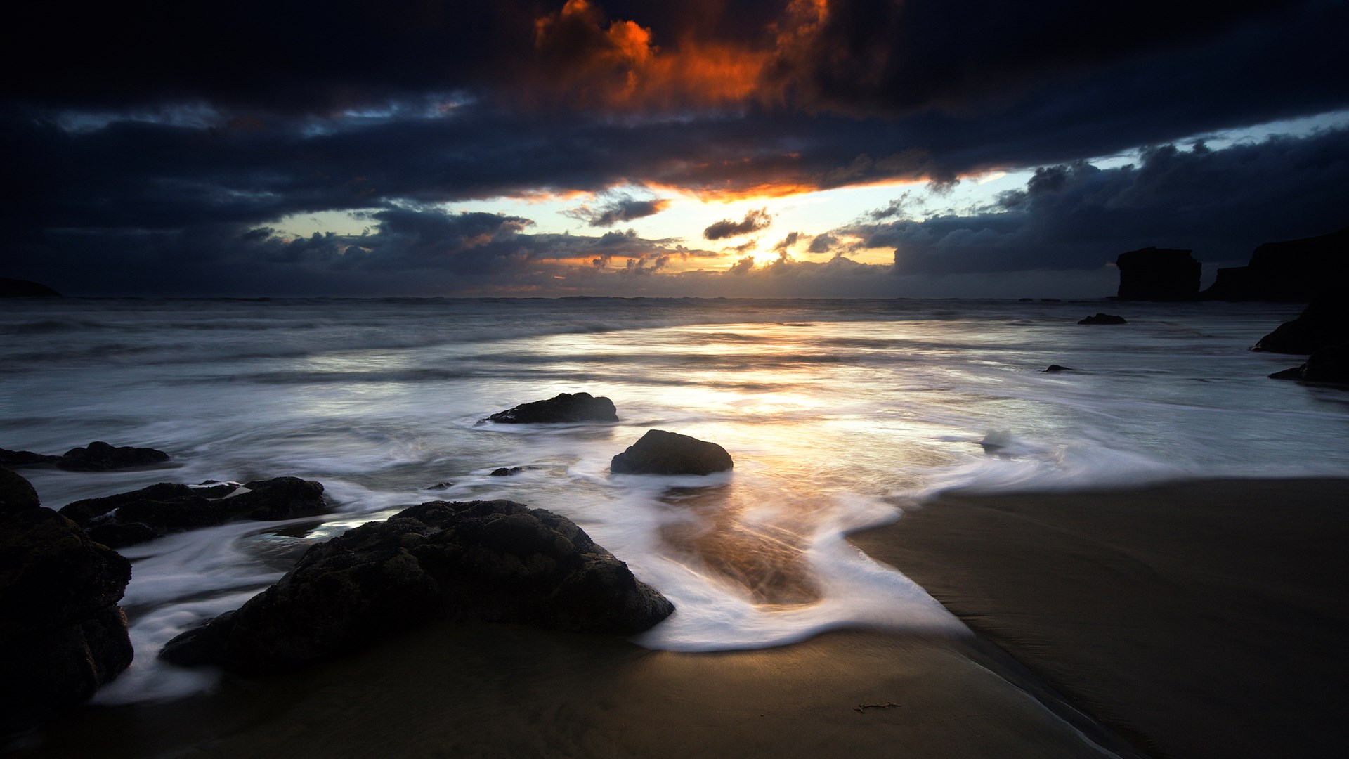 Waves crashing on rocks at sunset HD Wallpaper