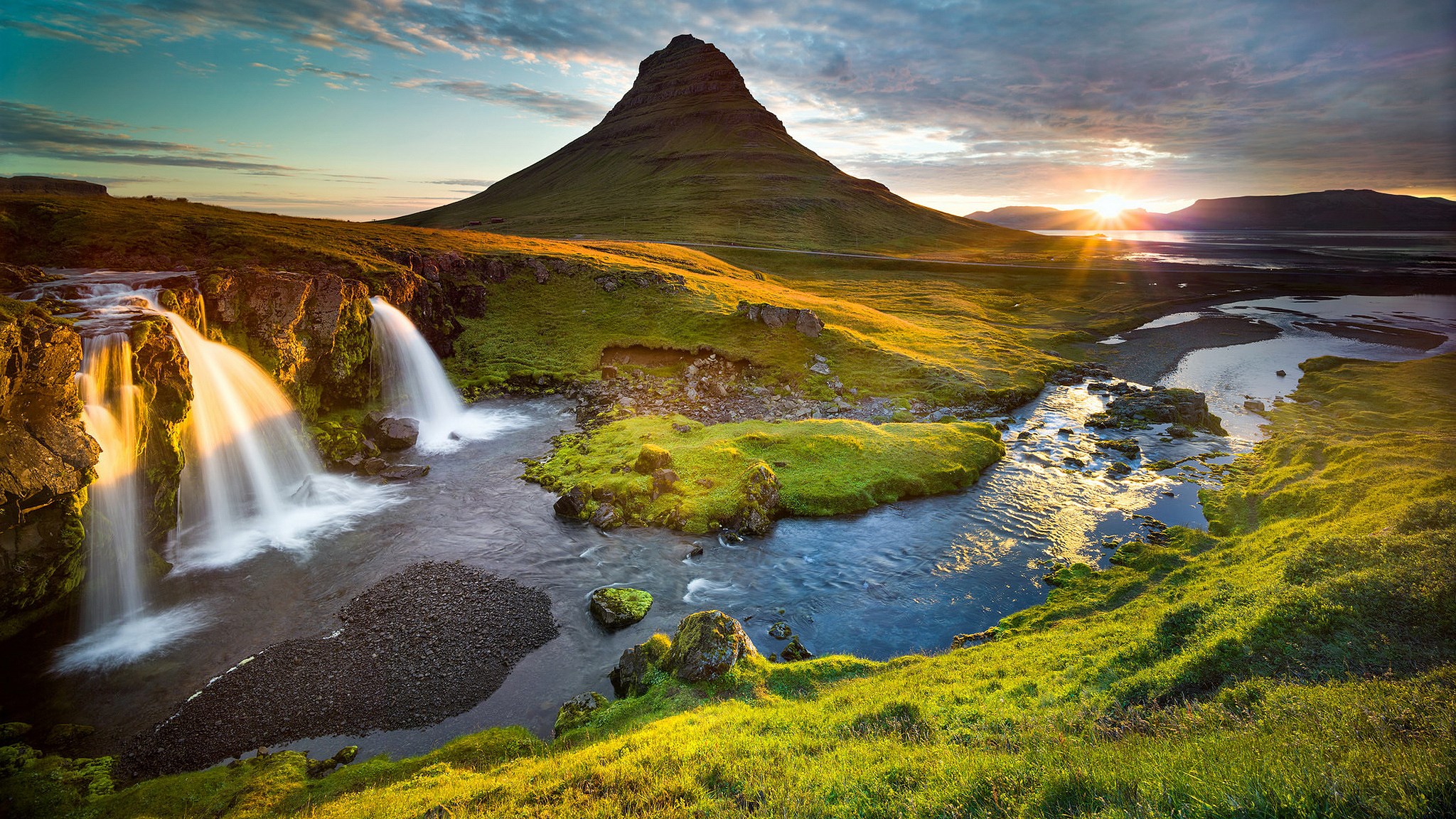 Kirkjufell mountain and Kirkjufellsfoss waterfall in Iceland HD Wallpaper