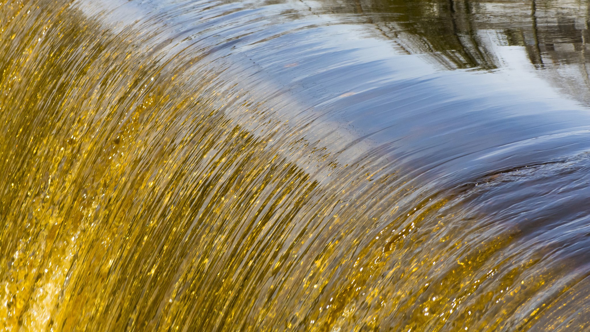 Water flowing over a weir HD Wallpaper