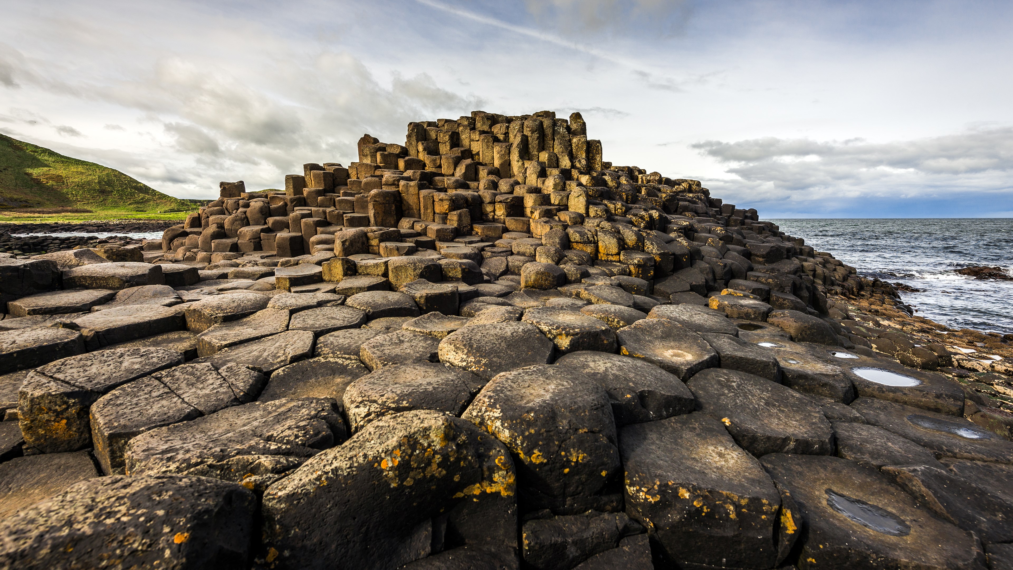 Giant's Causeway hexagonal basalt columns by the sea HD Wallpaper