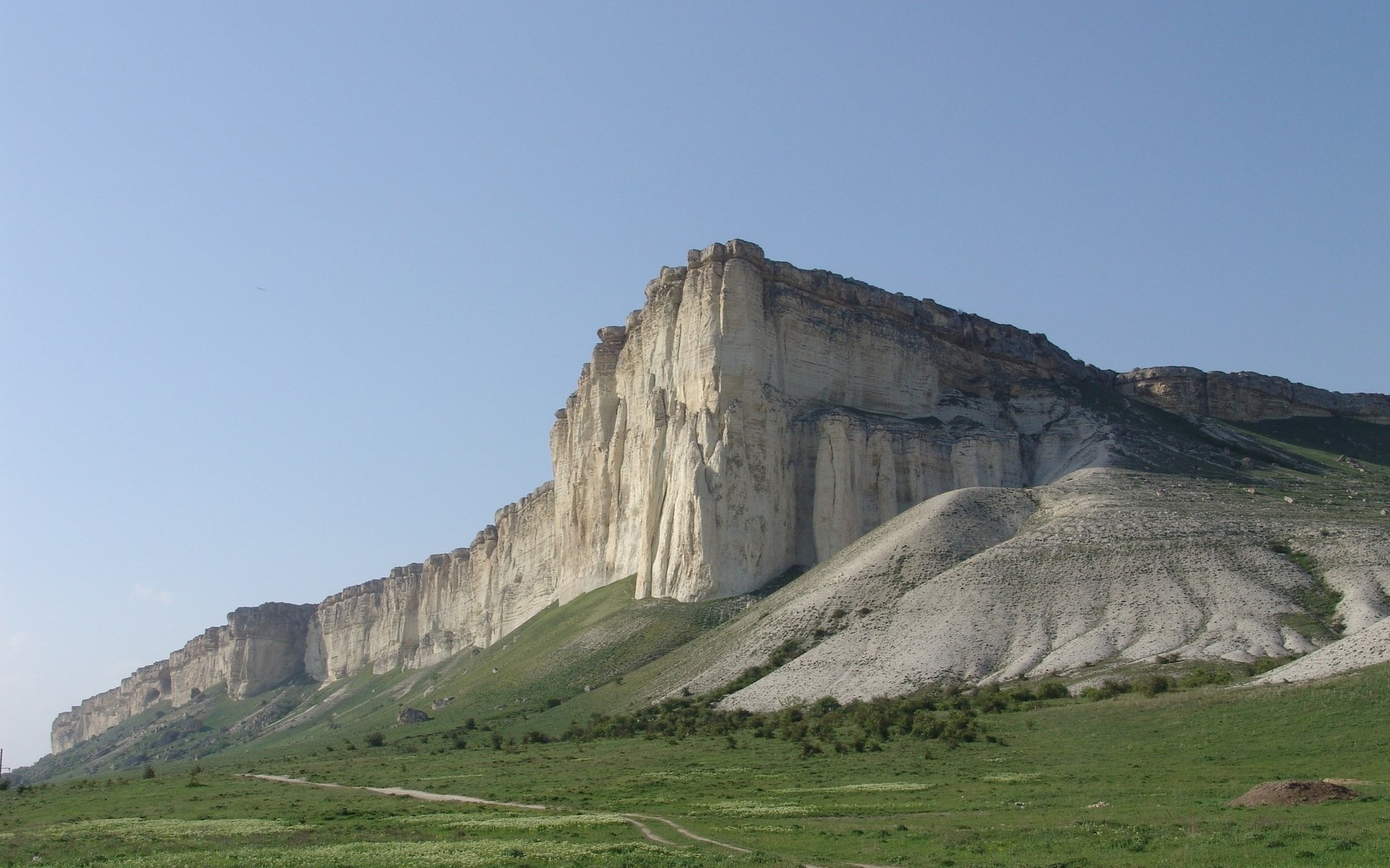 White cliff formation under a clear blue sky HD Wallpaper