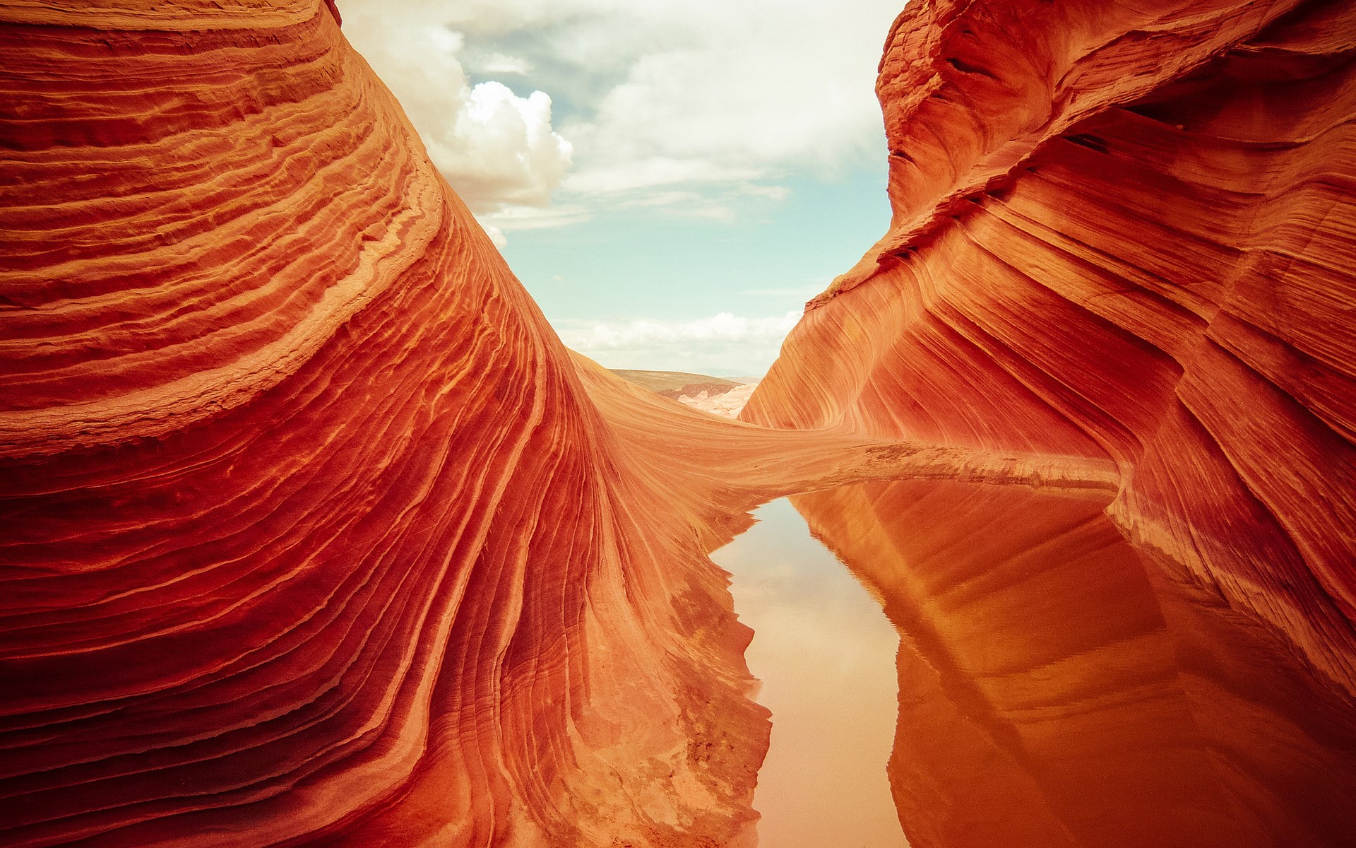 Red sandstone canyon with a reflection pool HD Wallpaper