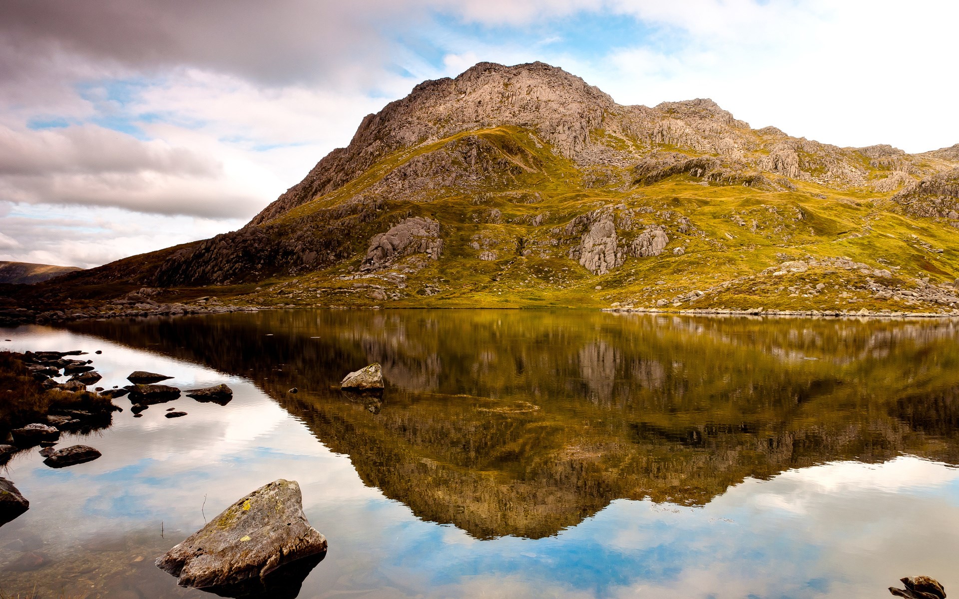 Mountain reflected in a calm lake HD Wallpaper