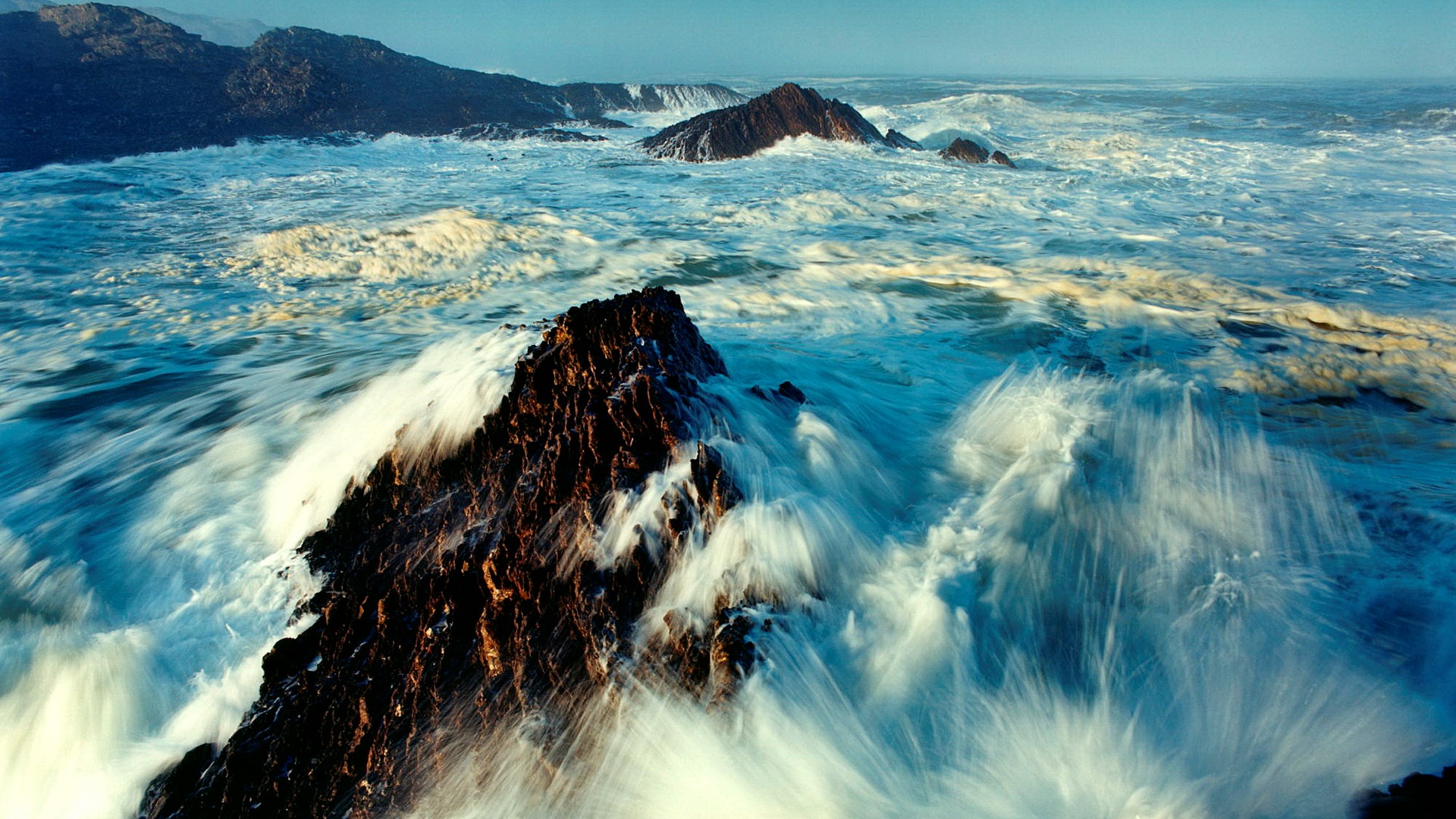 Waves crashing against rocky shore HD Wallpaper