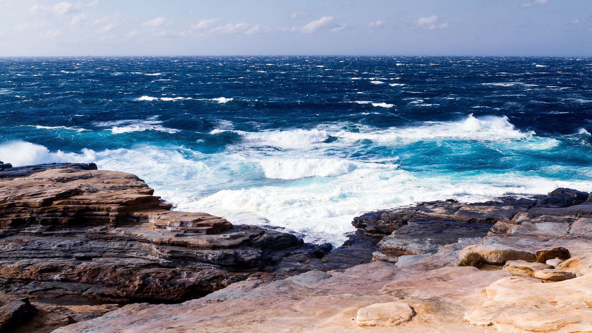 Waves crashing on rocky shore HD Wallpaper