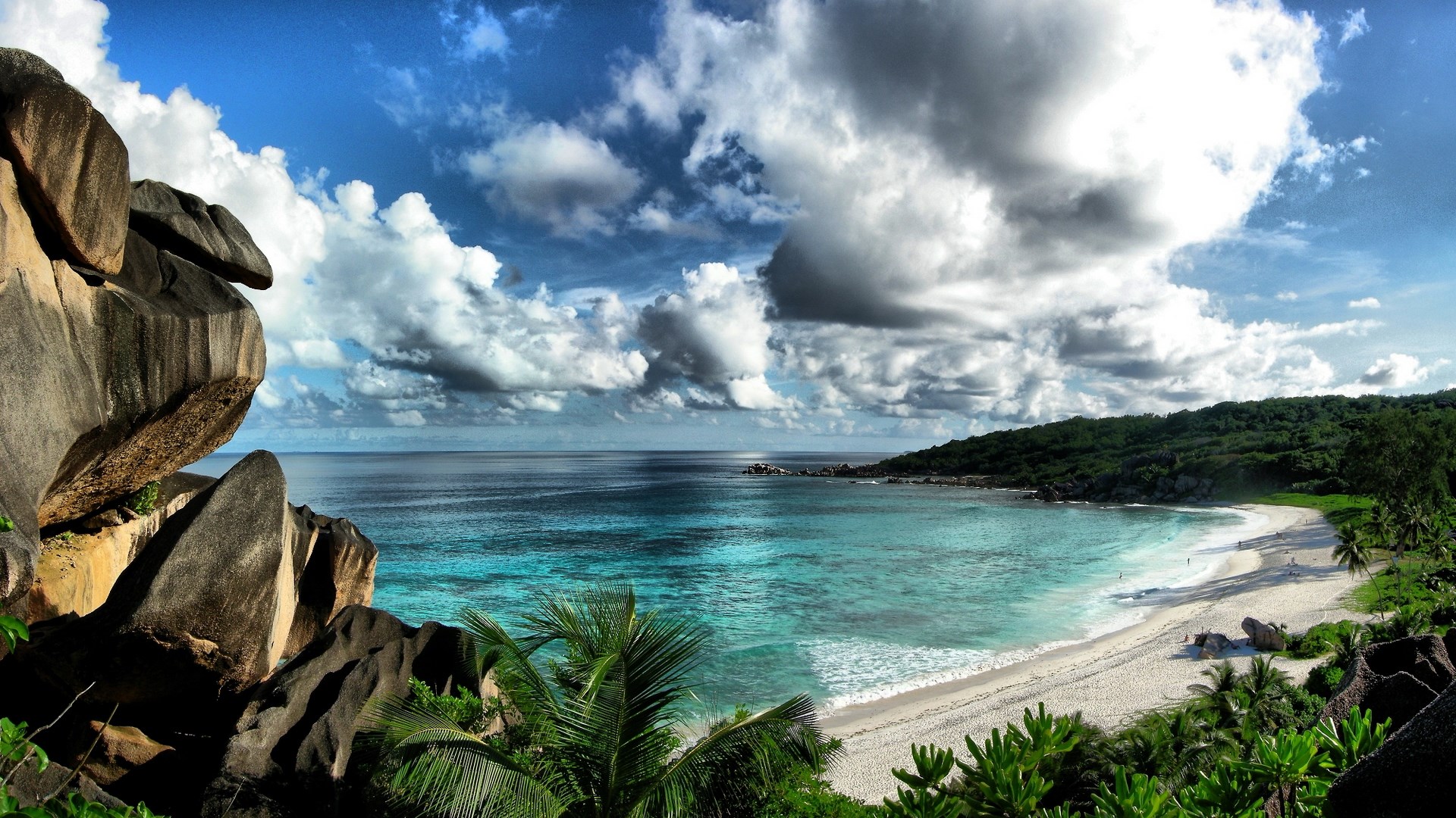 Tropical beach with granite boulders and turquoise water HD Wallpaper