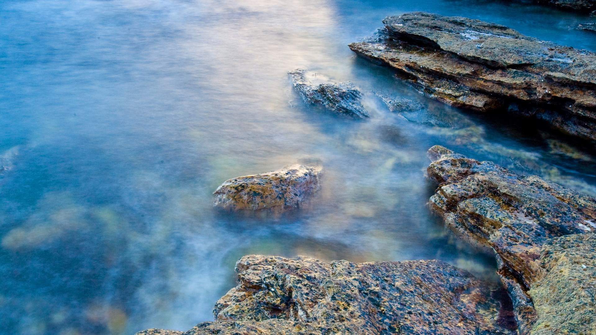 Ocean waves crashing on rocky shore HD Wallpaper