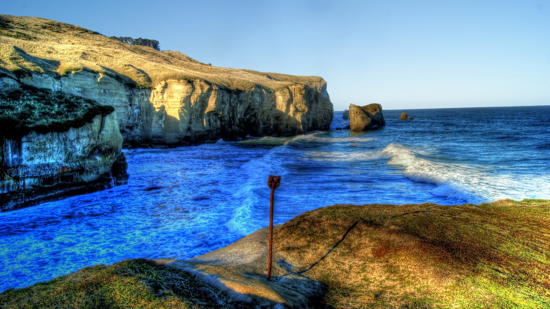 Coastal cliffs and ocean waves HD Wallpaper