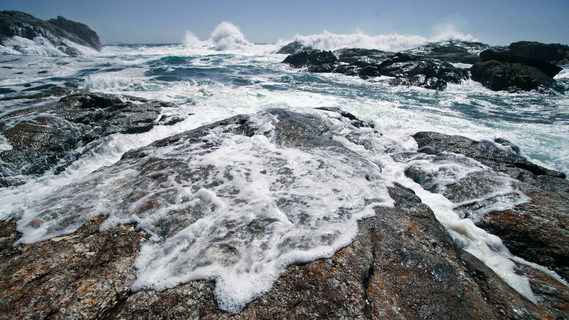 Waves crashing on rocky shore HD Wallpaper