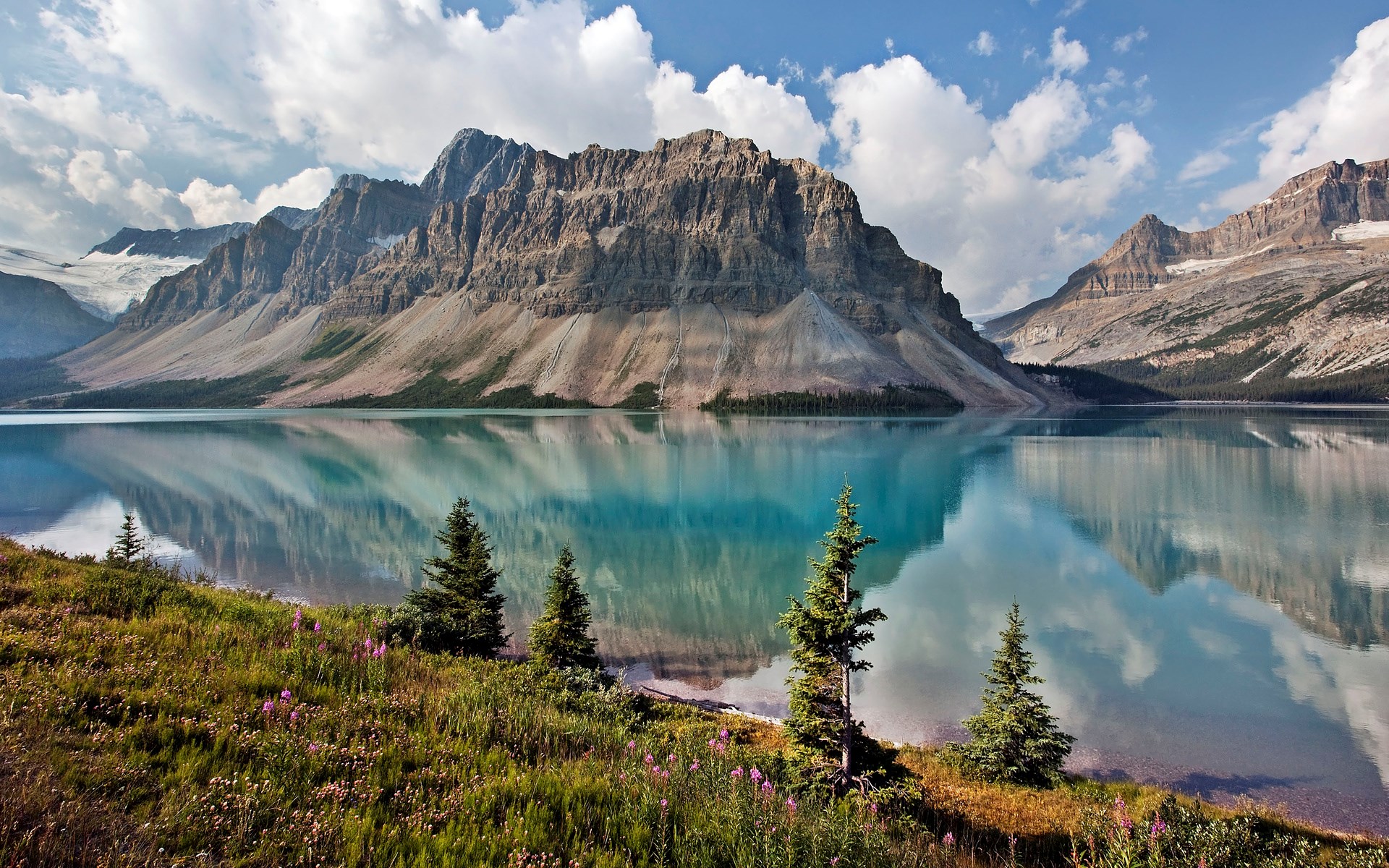 Bow Lake and Crowfoot Glacier in Banff National Park HD Wallpaper