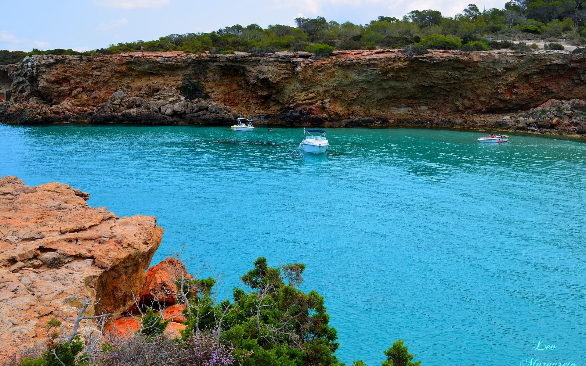 Boats in a turquoise cove with rocky cliffs HD Wallpaper