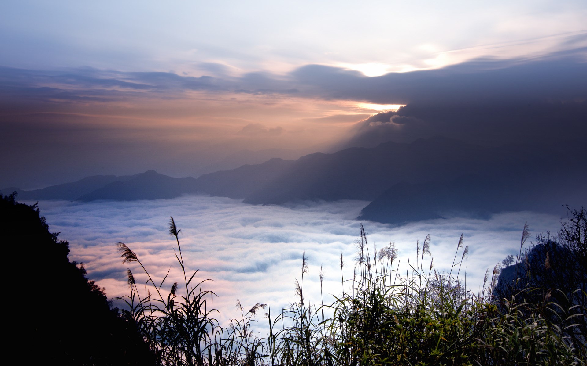 Sea of clouds over mountains at sunrise HD Wallpaper