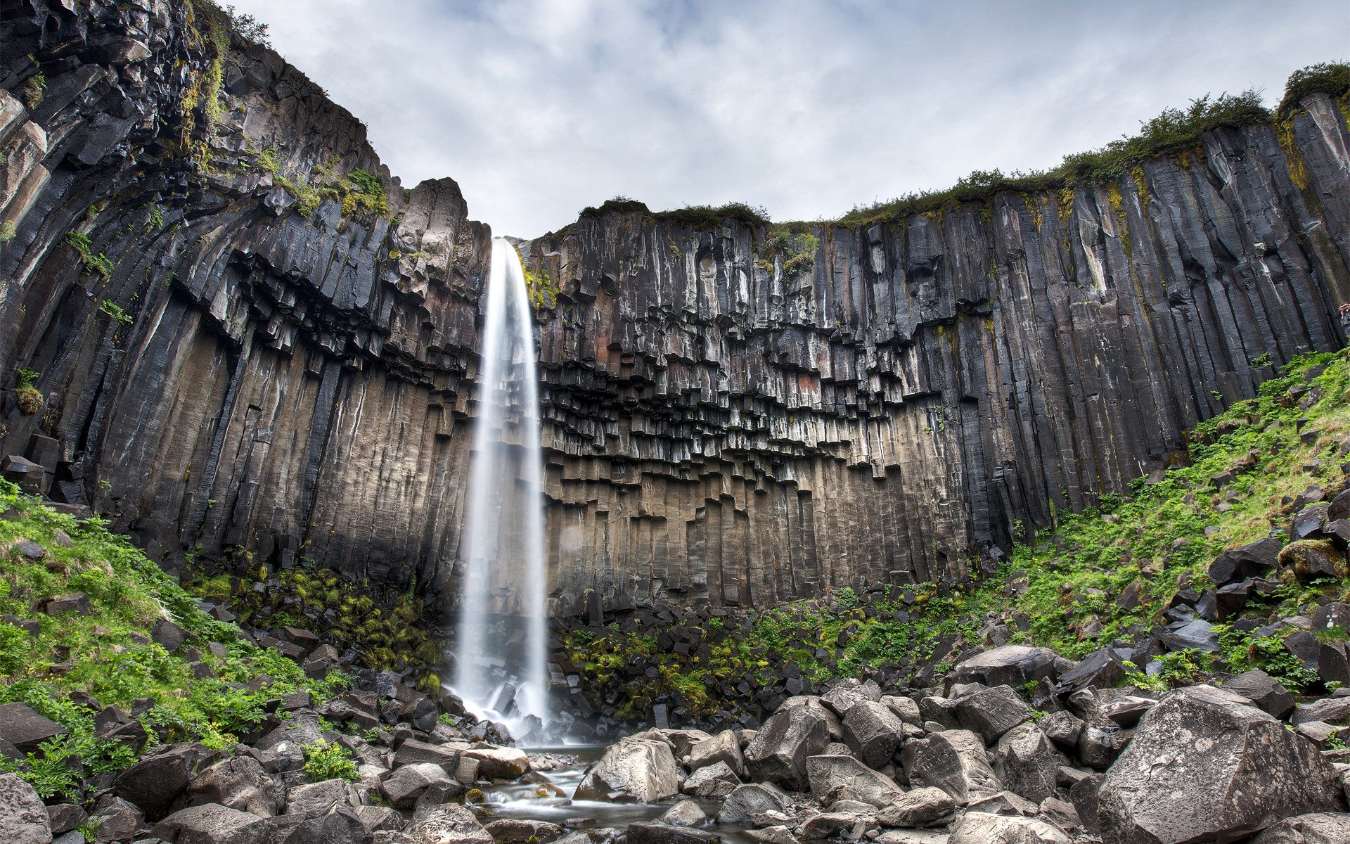 Svartifoss waterfall with basalt columns in Iceland HD Wallpaper