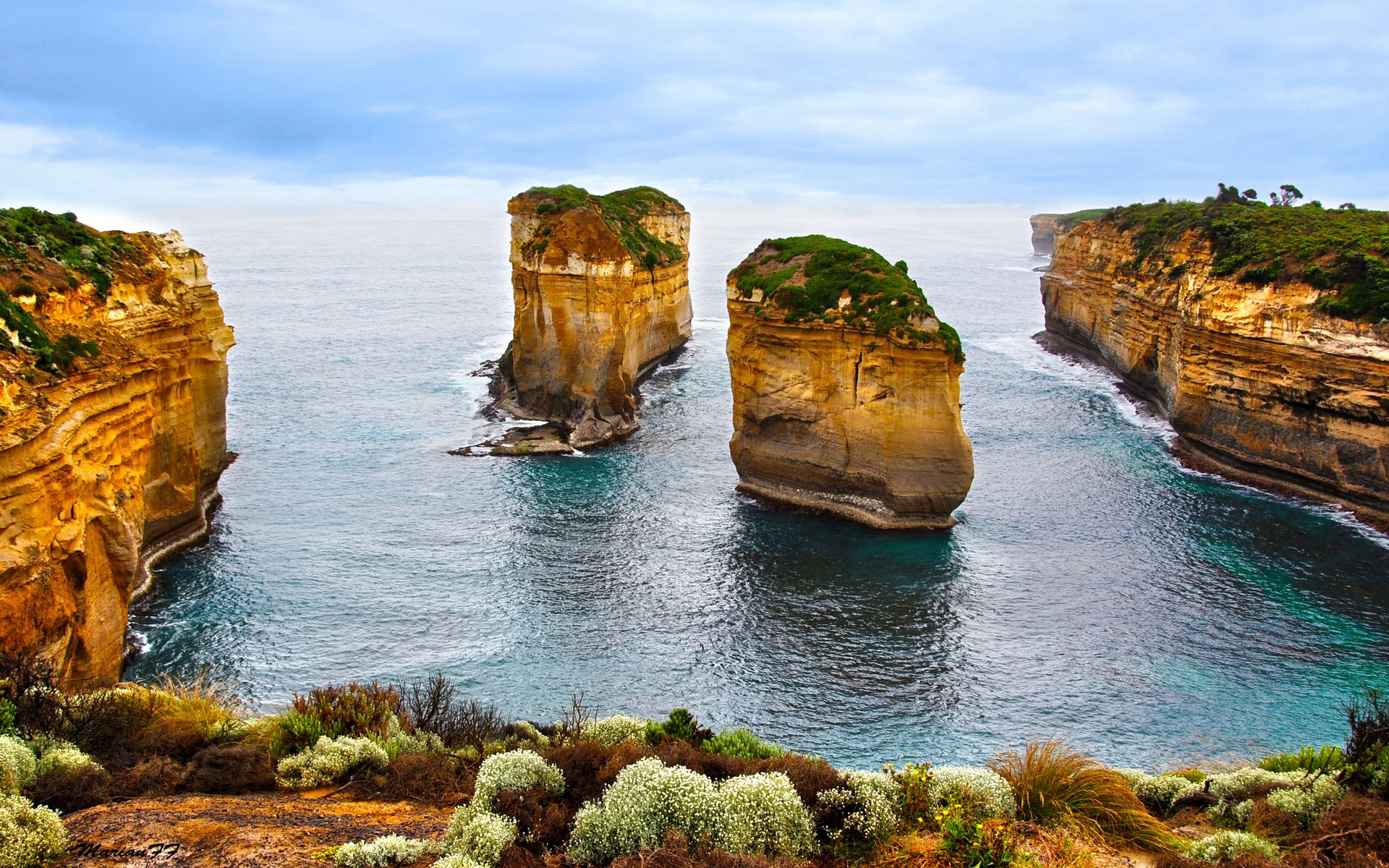 Rock formations in the ocean at Loch Ard Gorge HD Wallpaper