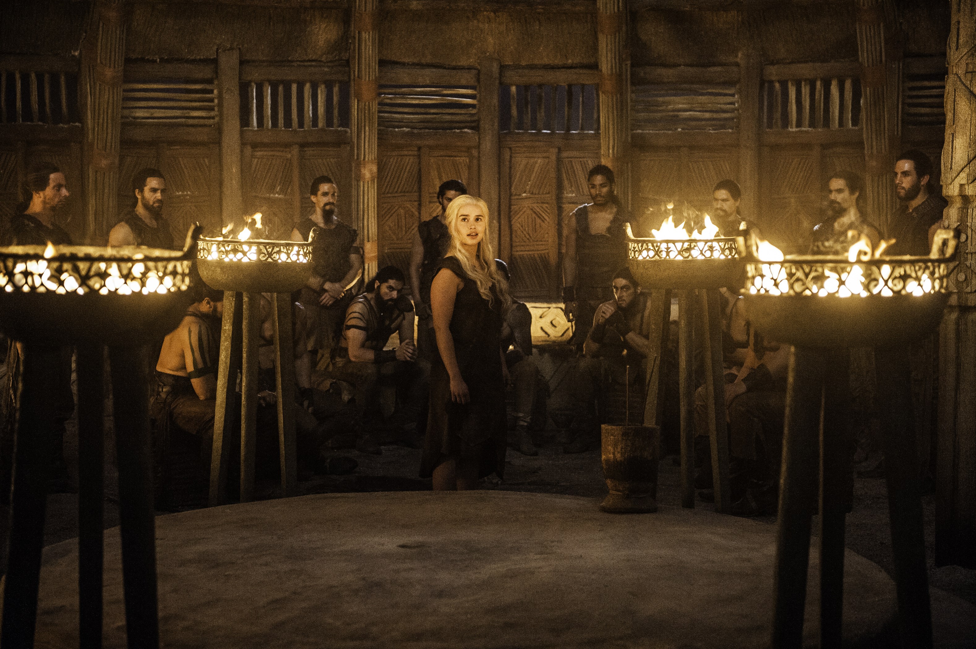 Daenerys Targaryen and advisors in a circular room HD Wallpaper