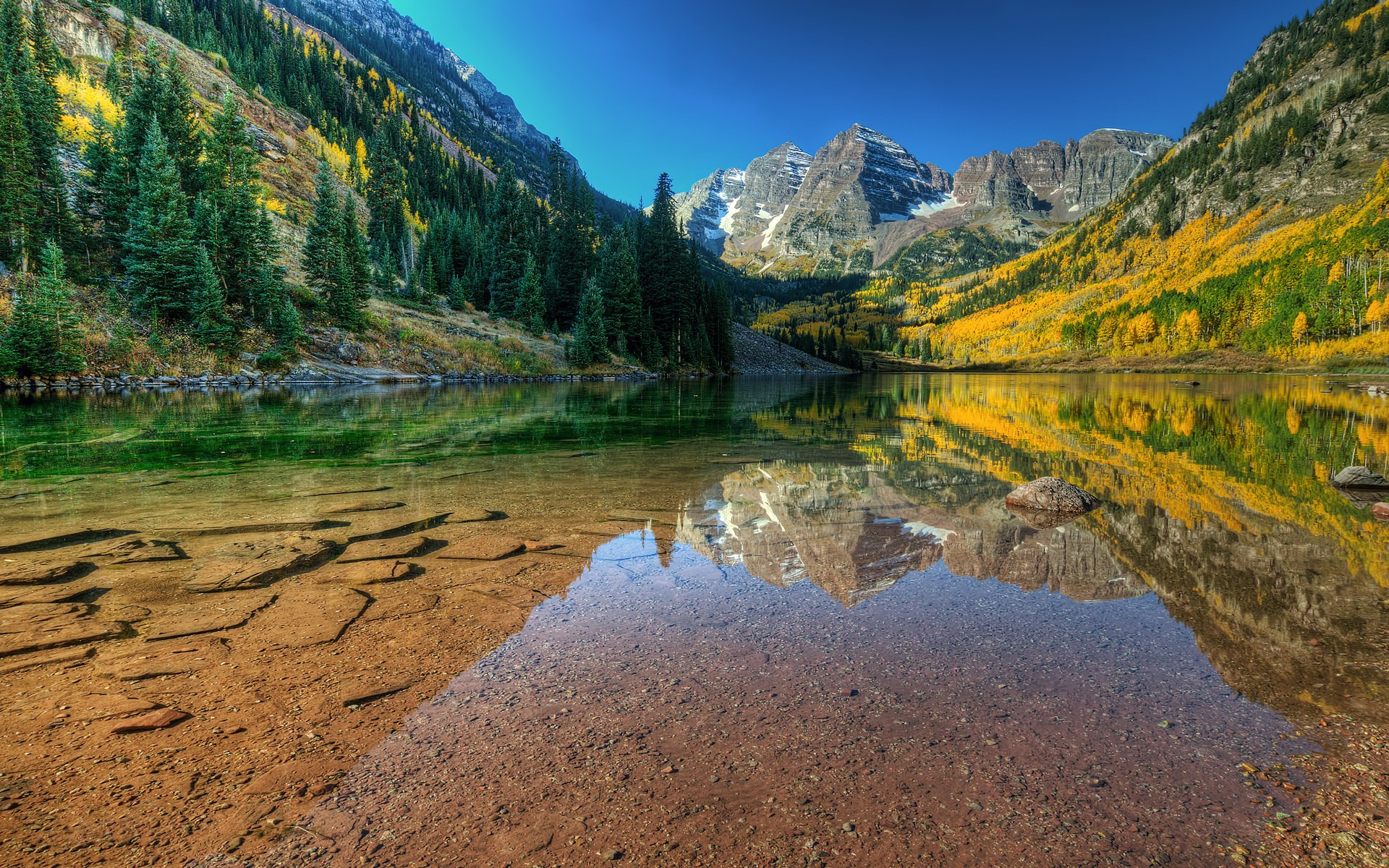 Maroon Bells lake reflection in autumn HD Wallpaper