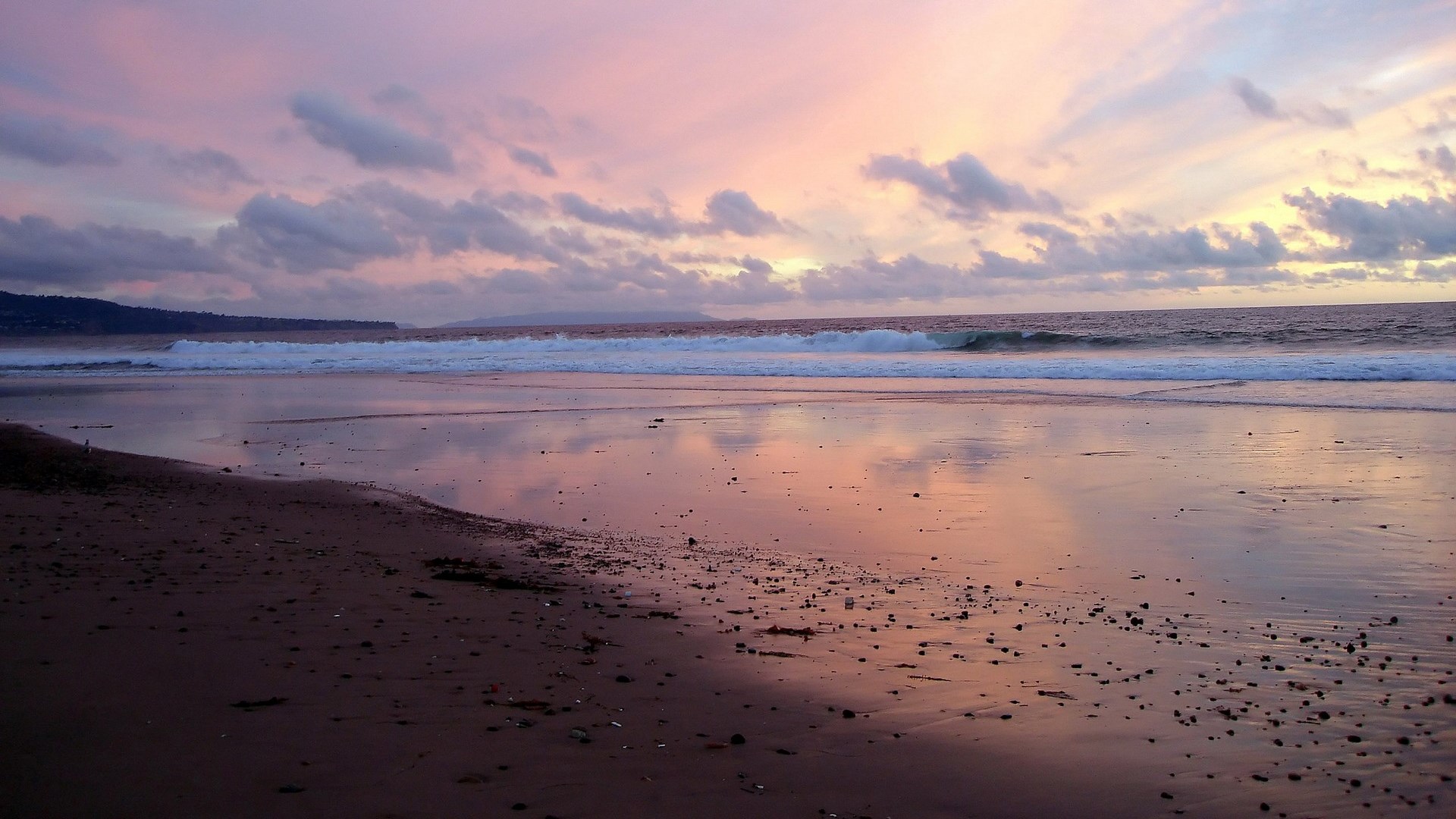Beach at sunset with pink and purple clouds HD Wallpaper