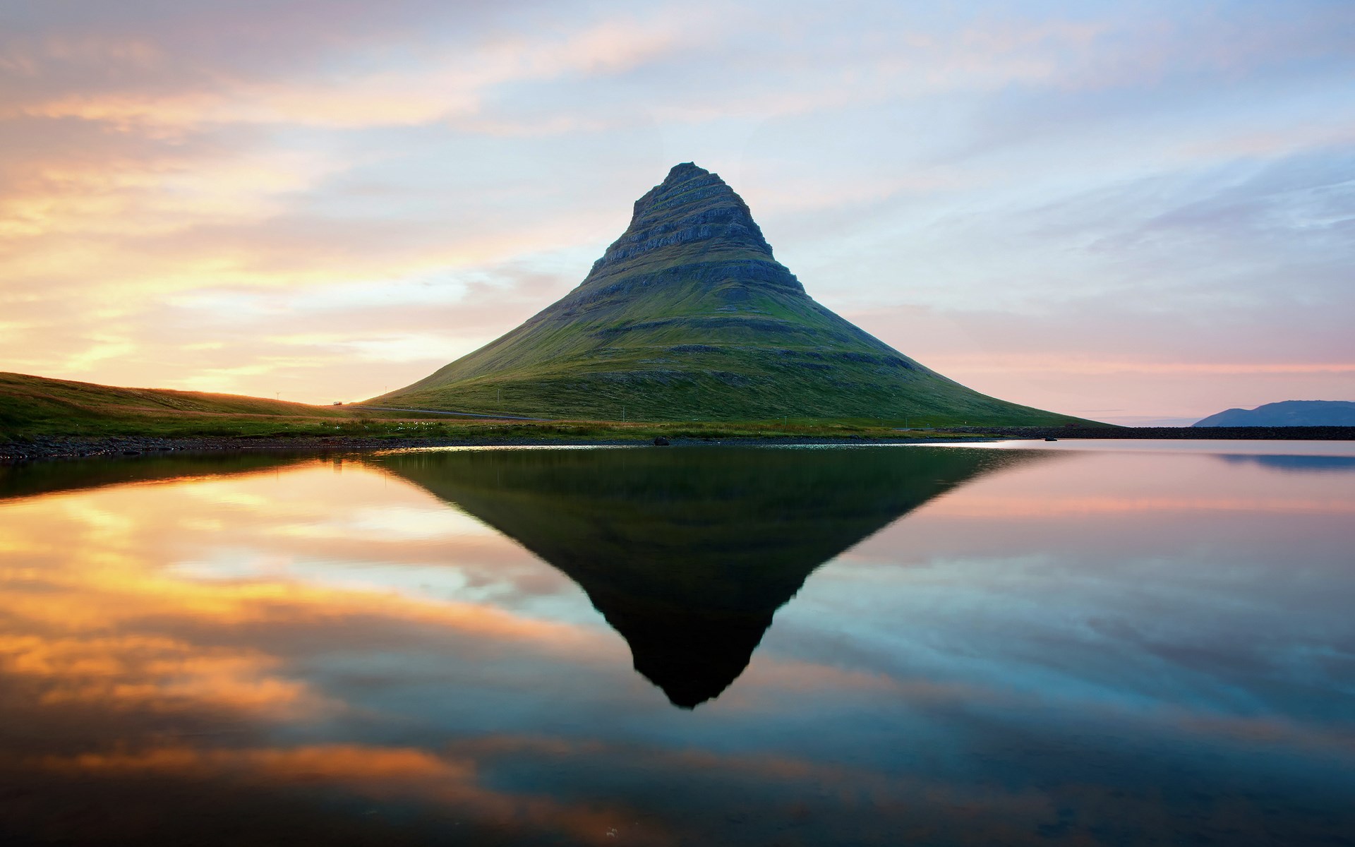 Kirkjufell mountain reflected in water at sunset HD Wallpaper