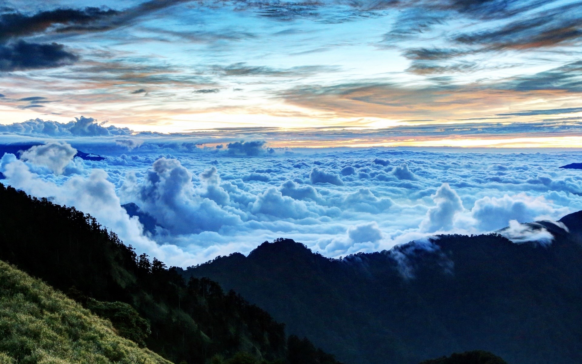 Sea of clouds over mountains at sunrise HD Wallpaper