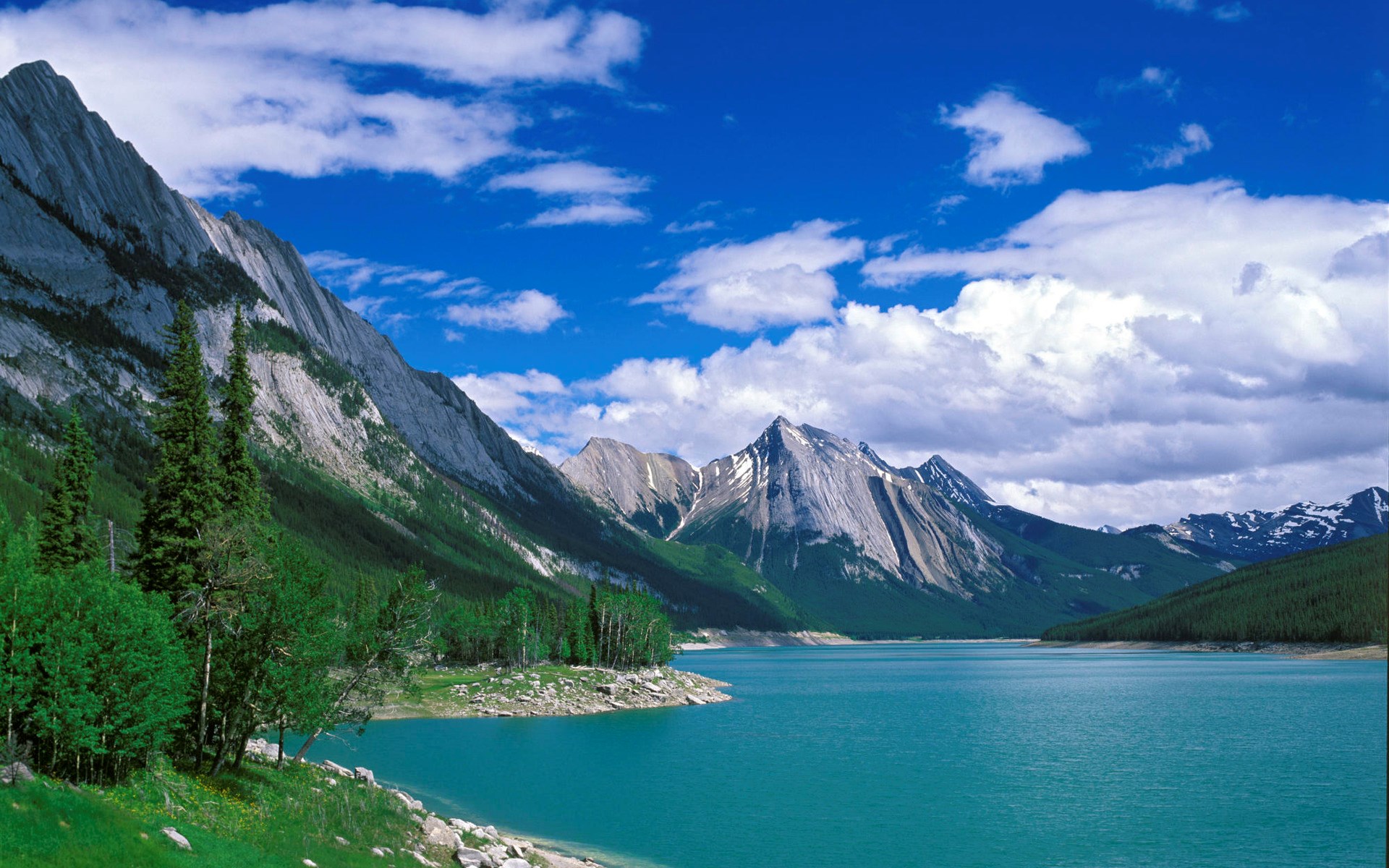 Turquoise lake and mountains under a blue sky HD Wallpaper