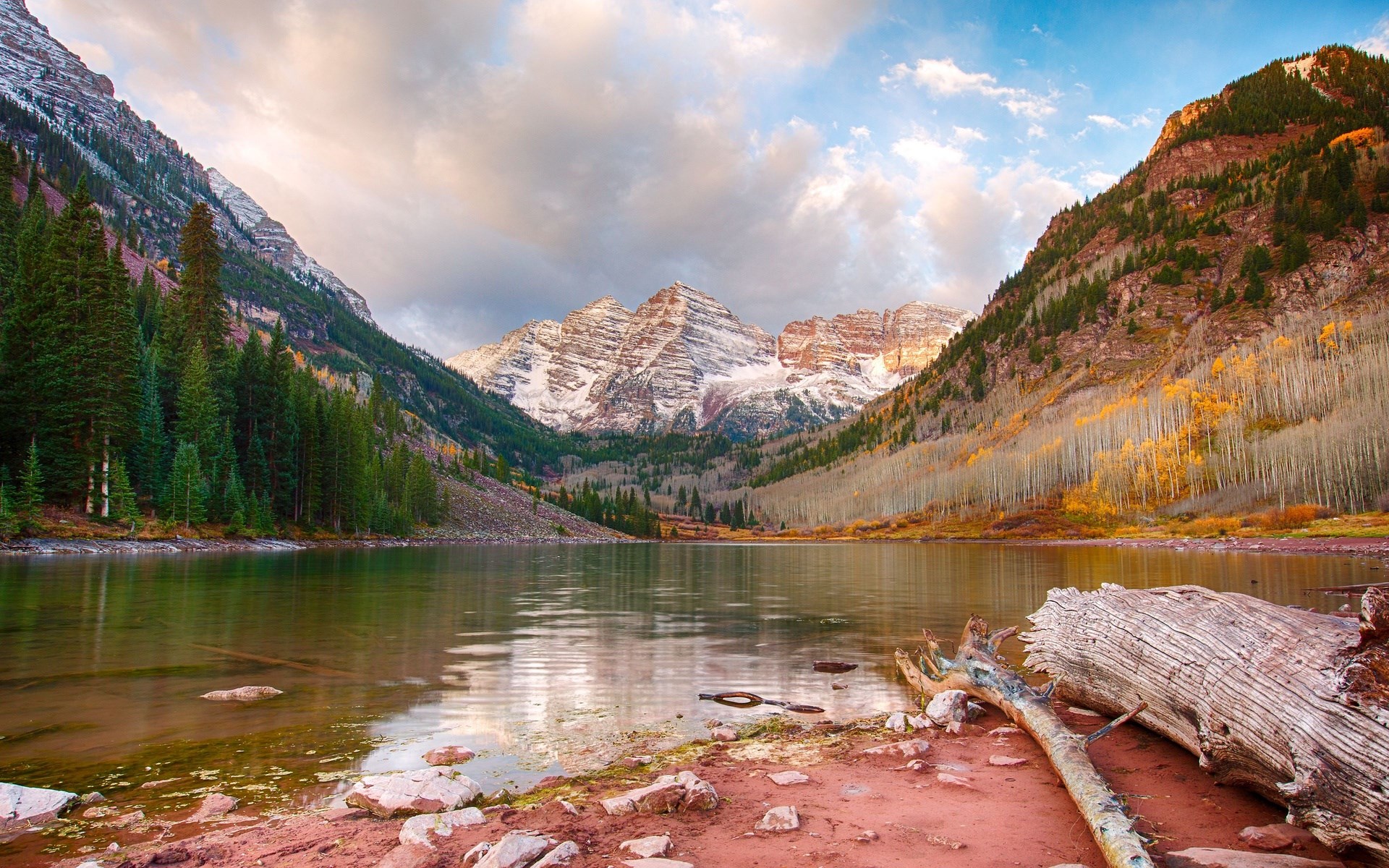 Maroon Bells lake with mountains and autumn trees HD Wallpaper