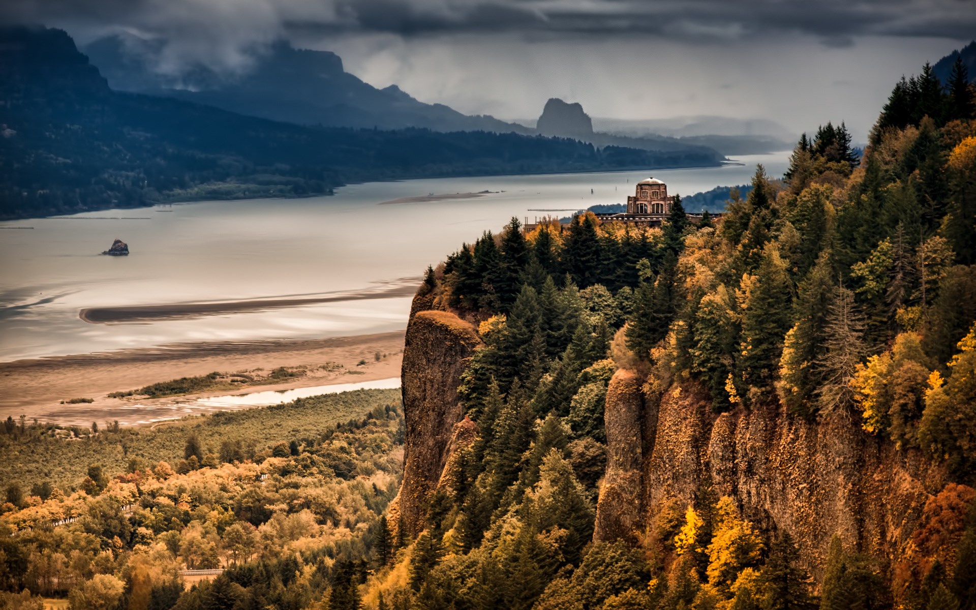 Vista House at Crown Point, Columbia River Gorge HD Wallpaper