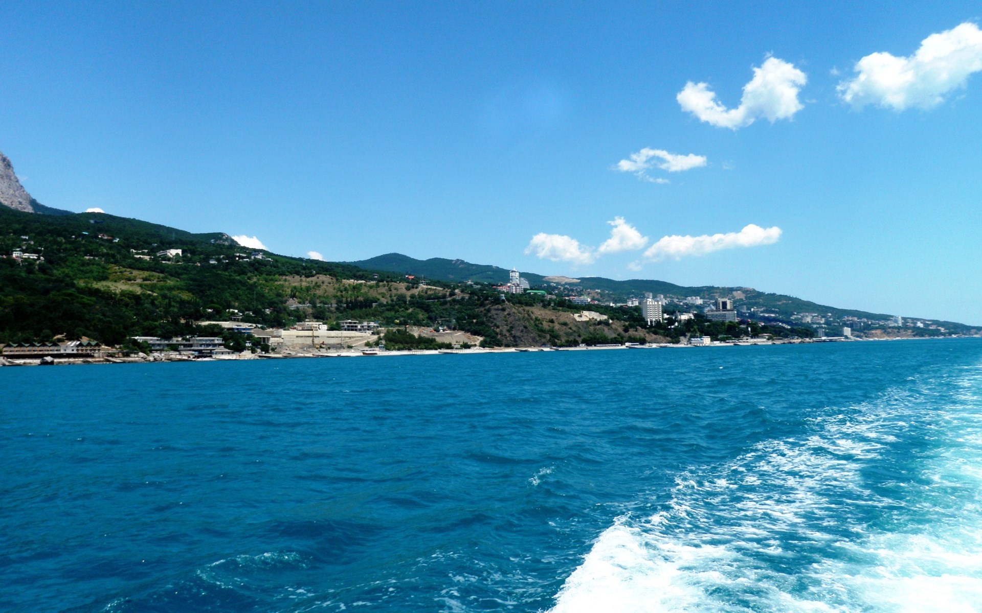 Coastal city with mountains and blue sea HD Wallpaper