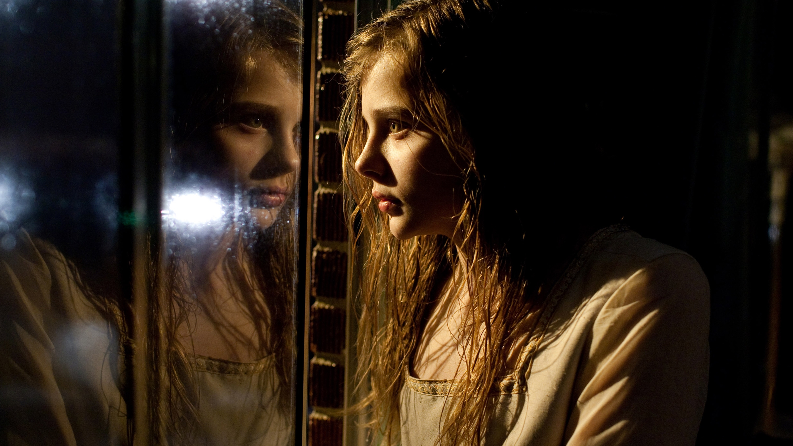 Chloe Grace Moretz looking into a wet window HD Wallpaper