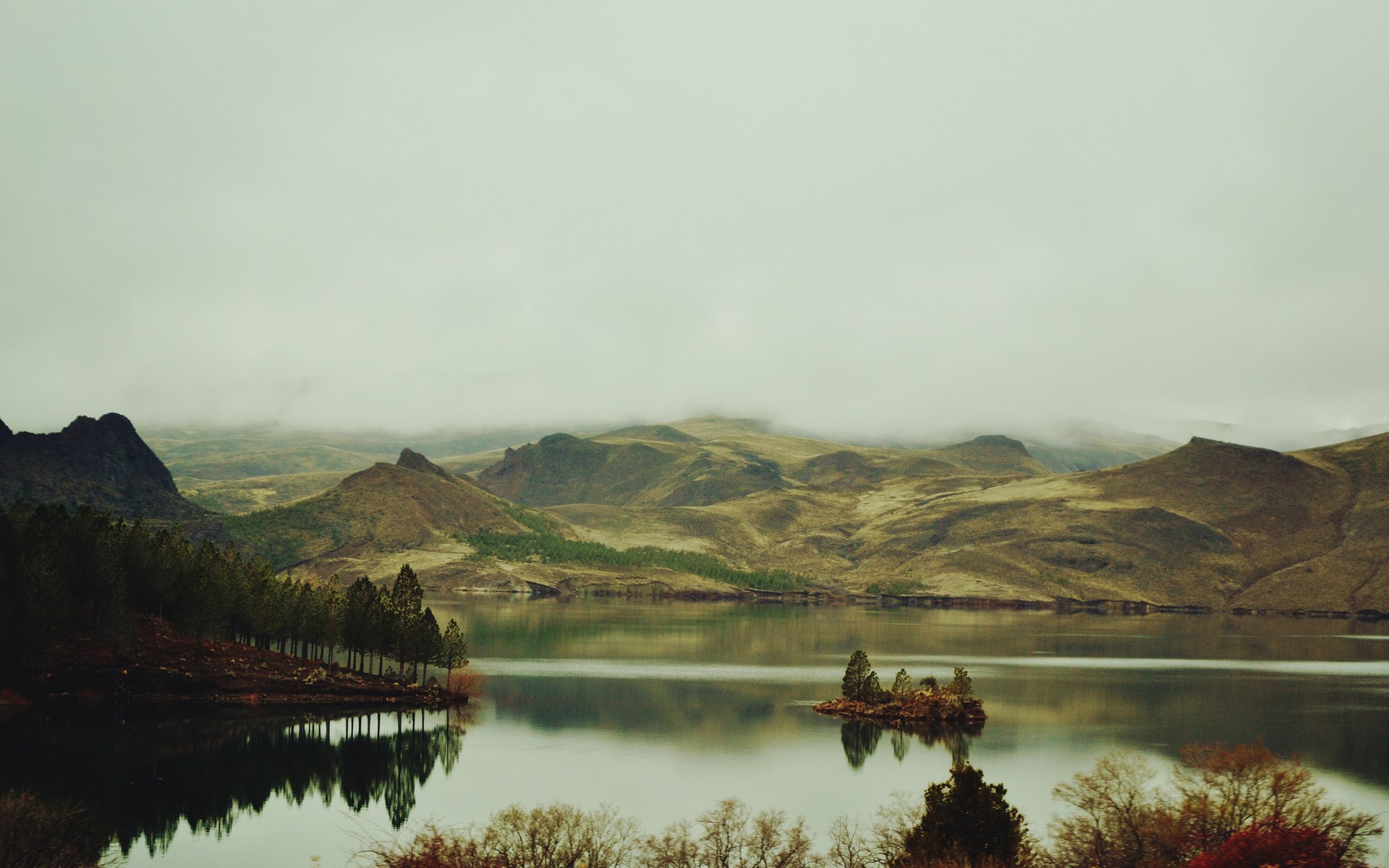 Lake and mountains under a cloudy sky HD Wallpaper