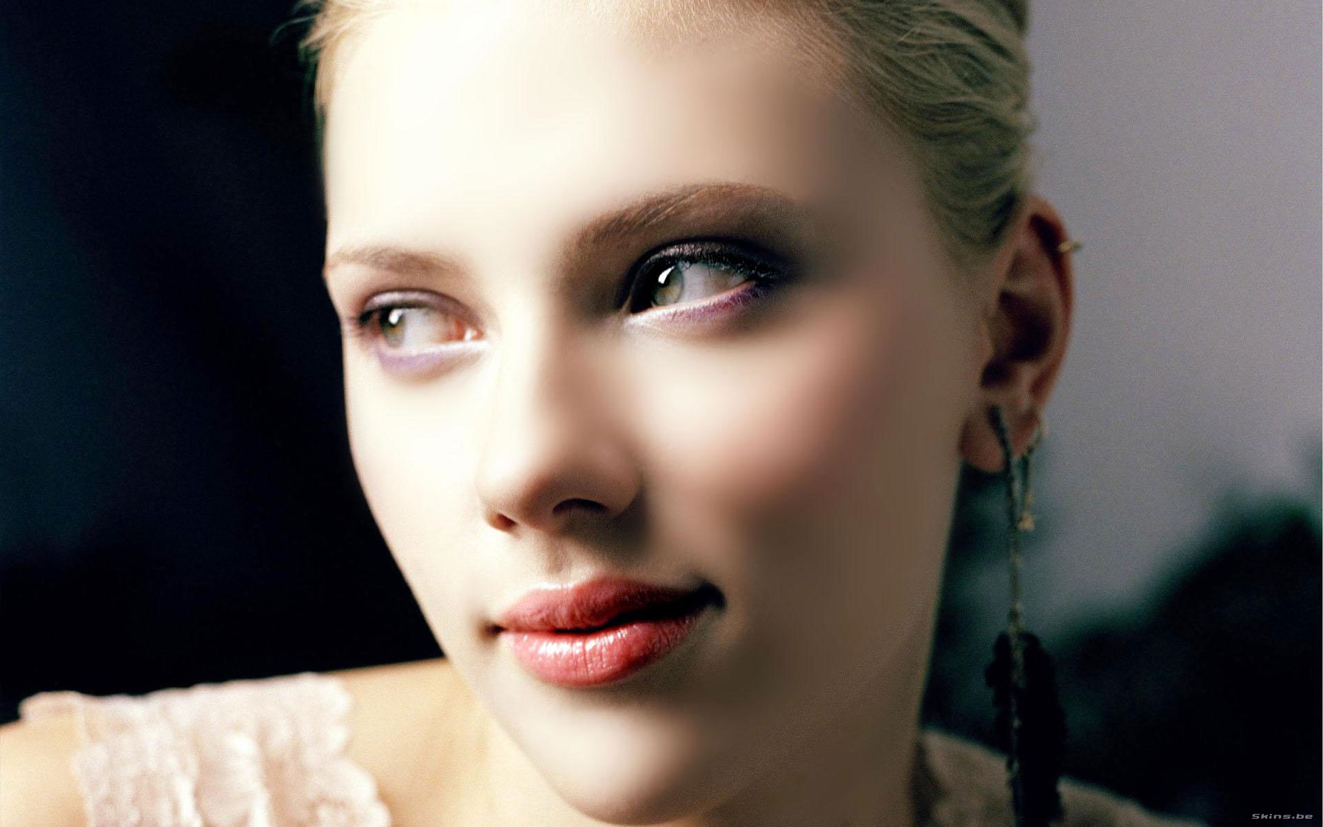 Scarlett Johansson close-up portrait HD Wallpaper