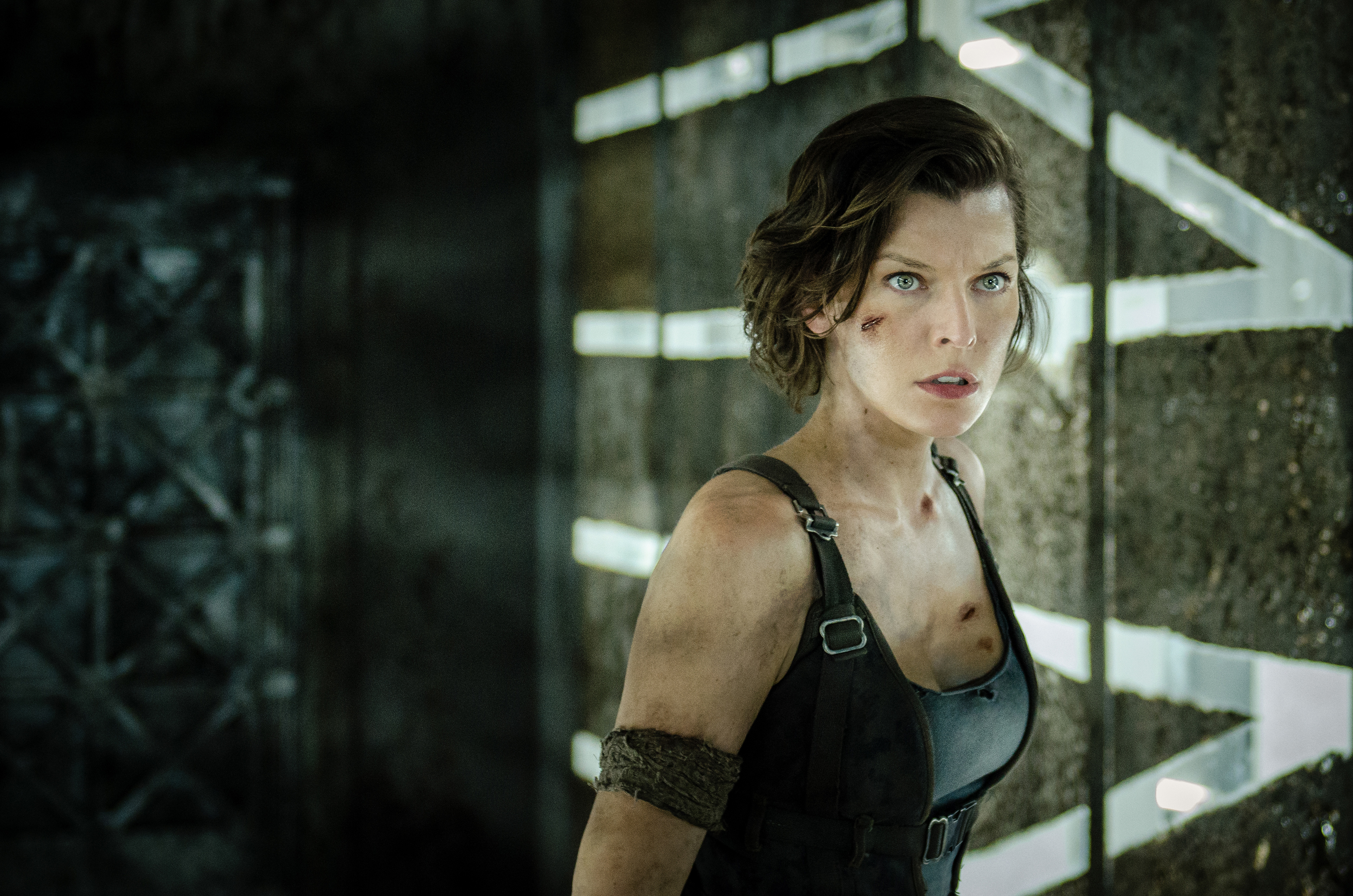 Milla Jovovich in Resident Evil HD Wallpaper
