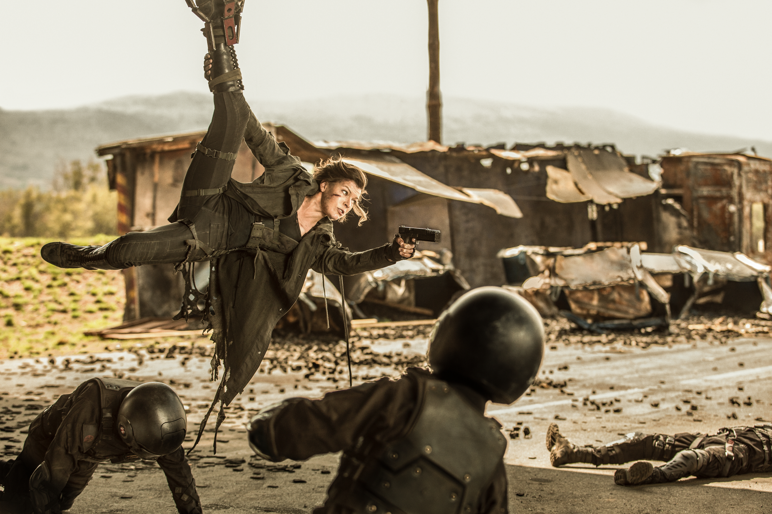 Milla Jovovich in a combat scene HD Wallpaper
